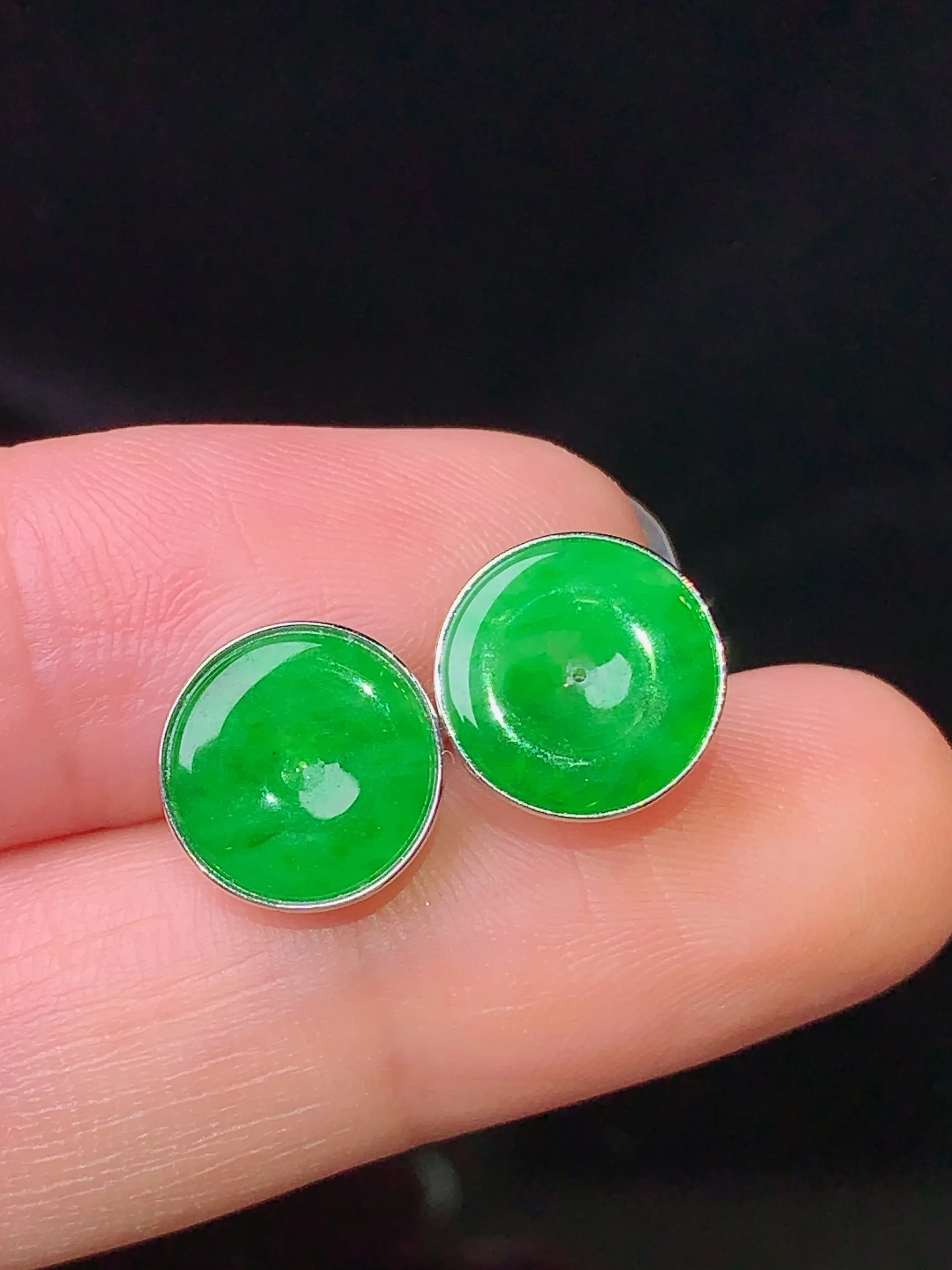 18k金镶嵌翠绿平安扣吊坠 玉质细腻 色泽清新艳丽 整体尺寸10*2