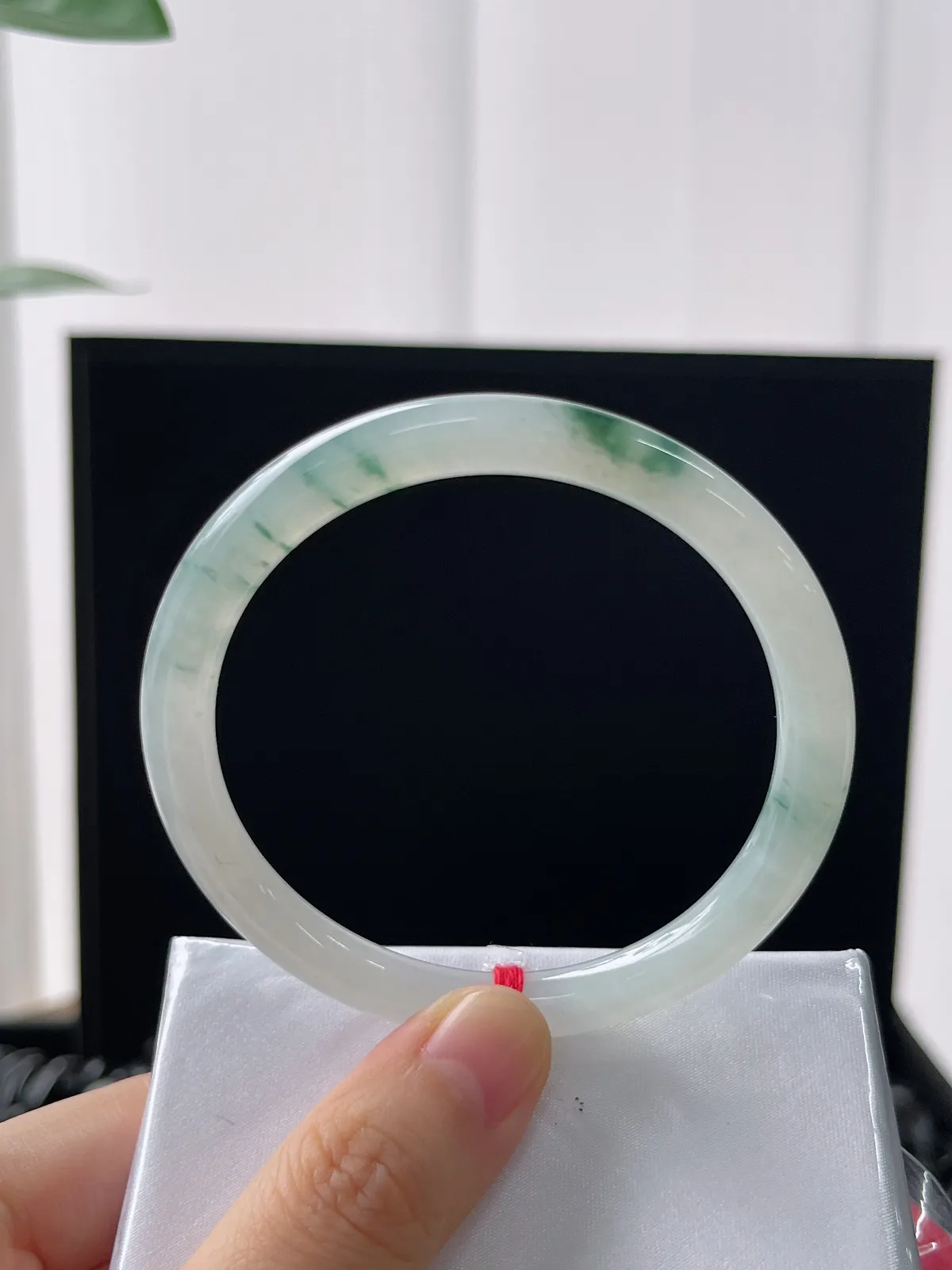 圆镯54.8圈口，翡翠冰糯种飘绿手镯