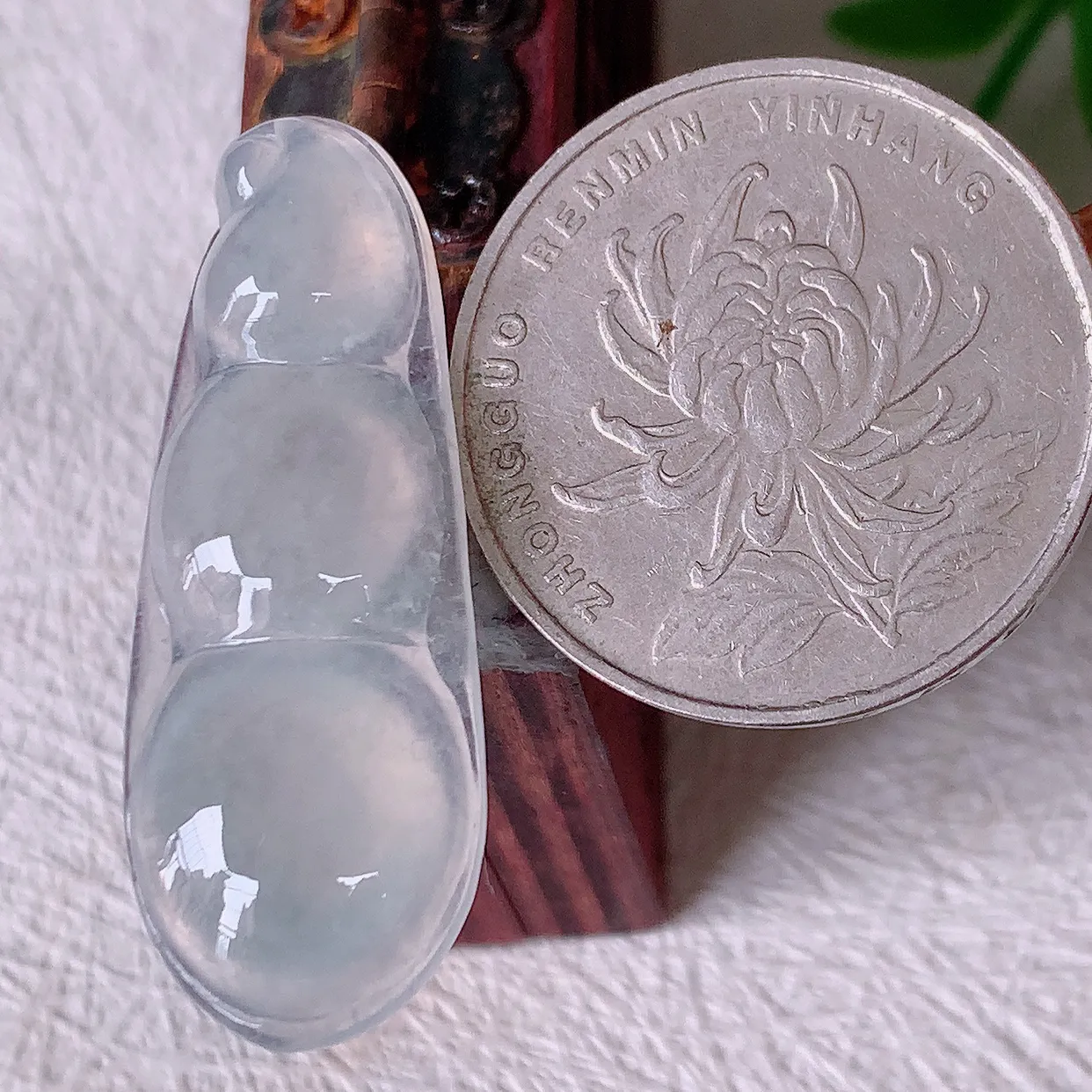 自然光实拍，冰种翡翠四季豆吊坠，平安豆福豆玉坠，冰润通透，豆粒饱满，寓意：豆蔻年华！#01.10