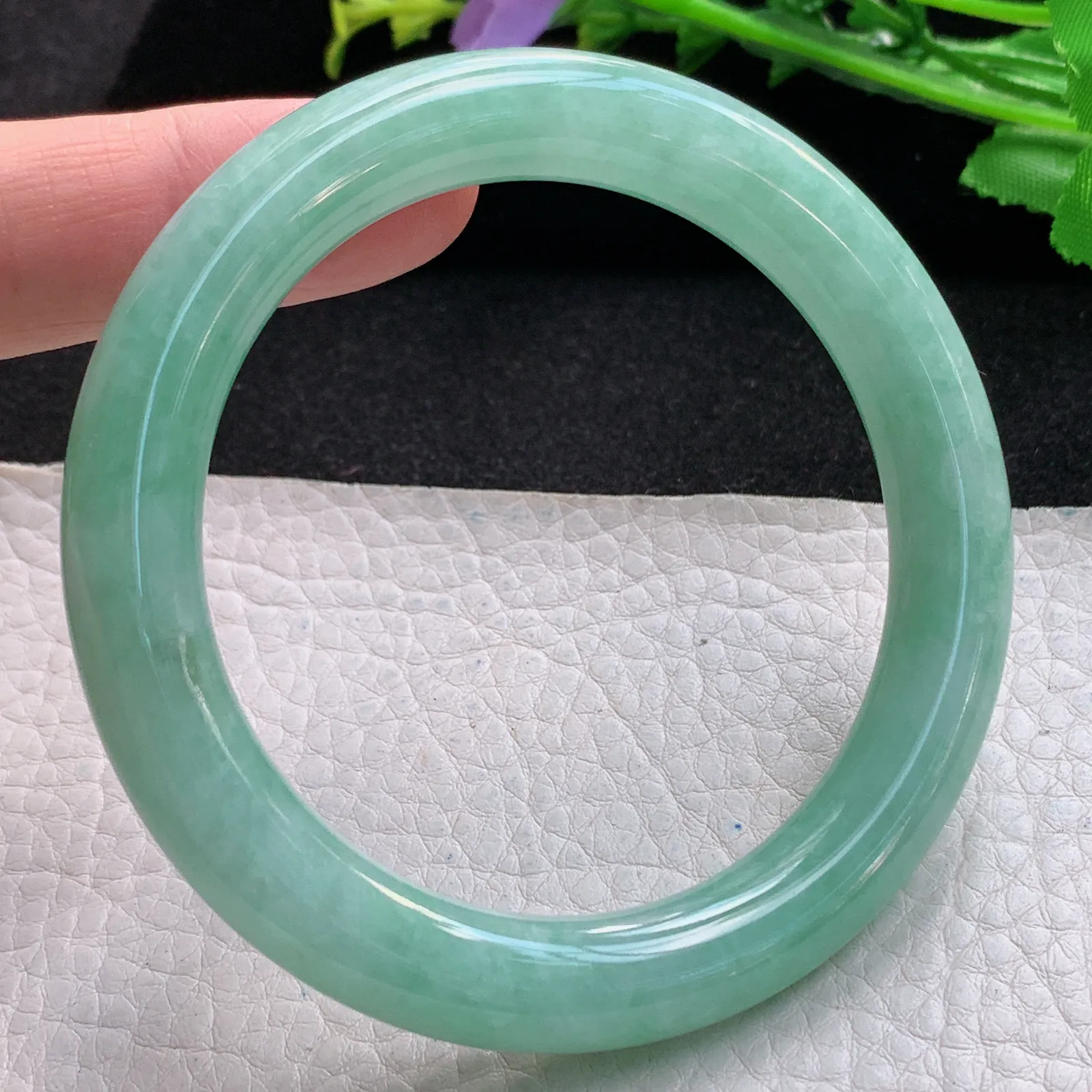 n自然光56*9.6*9.8美人镯 缅甸翡翠a货精美满绿圆条玉手镯 玉手环