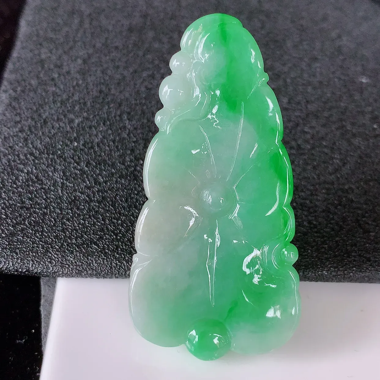 自然光实拍，冰润飘绿翡翠荷叶鱼、和和美美玉坠，财源广进，自然隐逸、荷本是素不着尘之物，有和美之寓意。#05.10