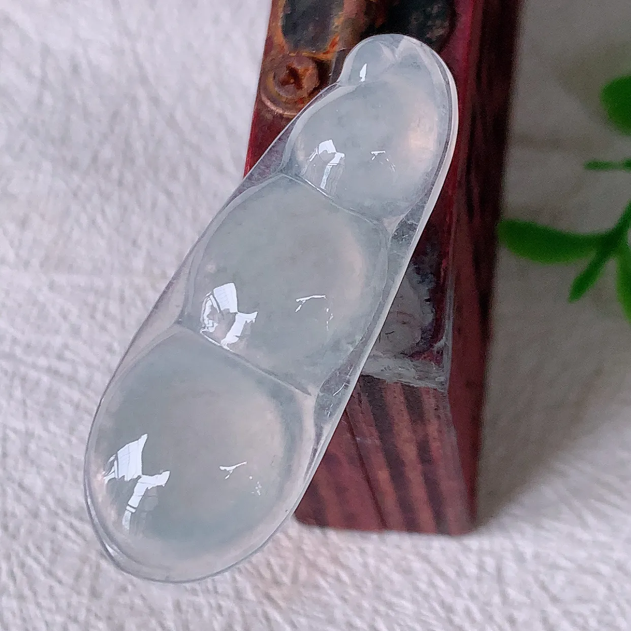 自然光实拍，冰种翡翠四季豆吊坠，平安豆福豆玉坠，冰润通透，豆粒饱满，寓意：豆蔻年华！#01.10