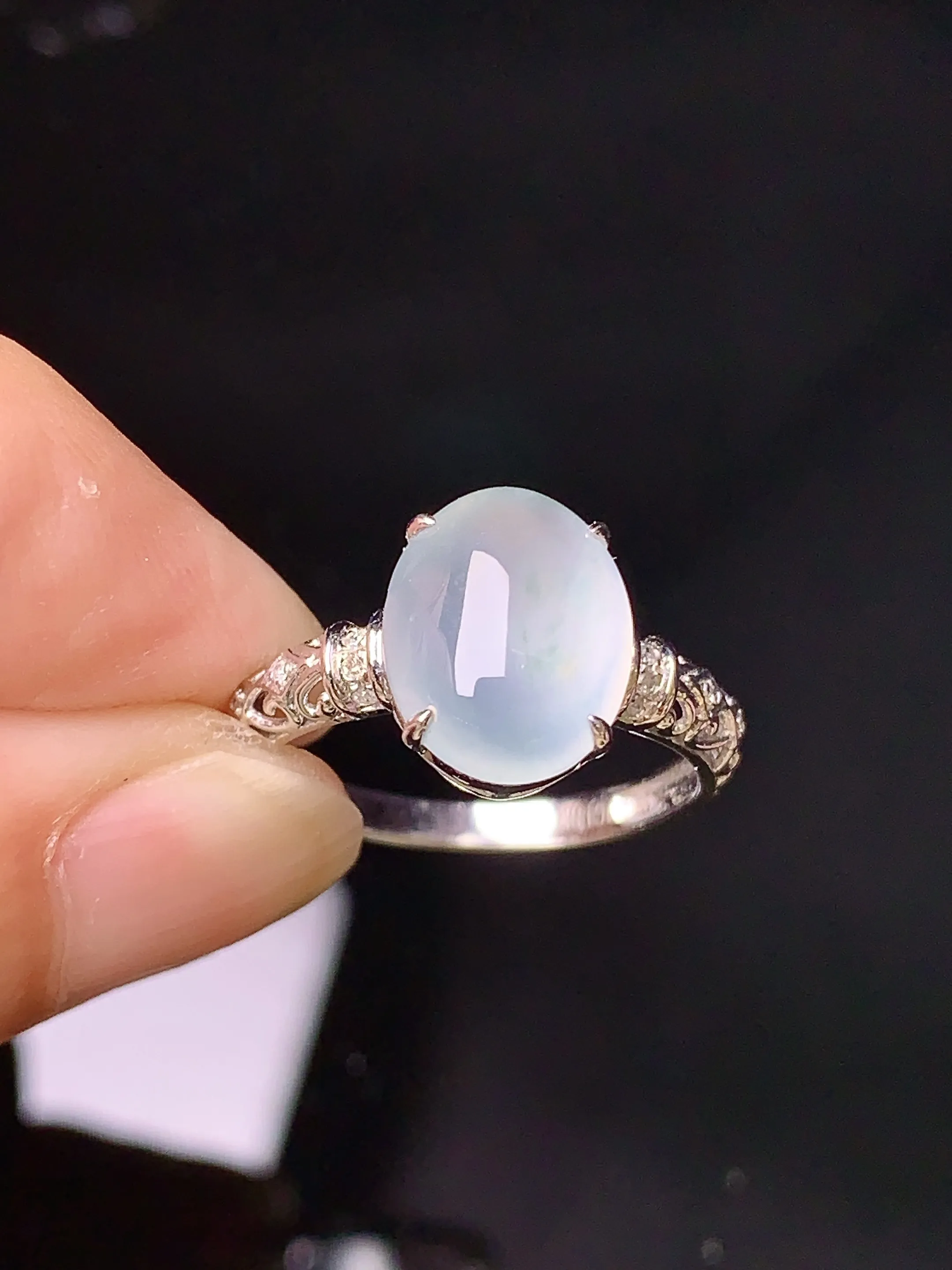 18k金钻镶嵌冰种蛋面戒指 玉质细腻 色泽清新艳丽 圈口14 裸石尺寸11*8.6*4.6