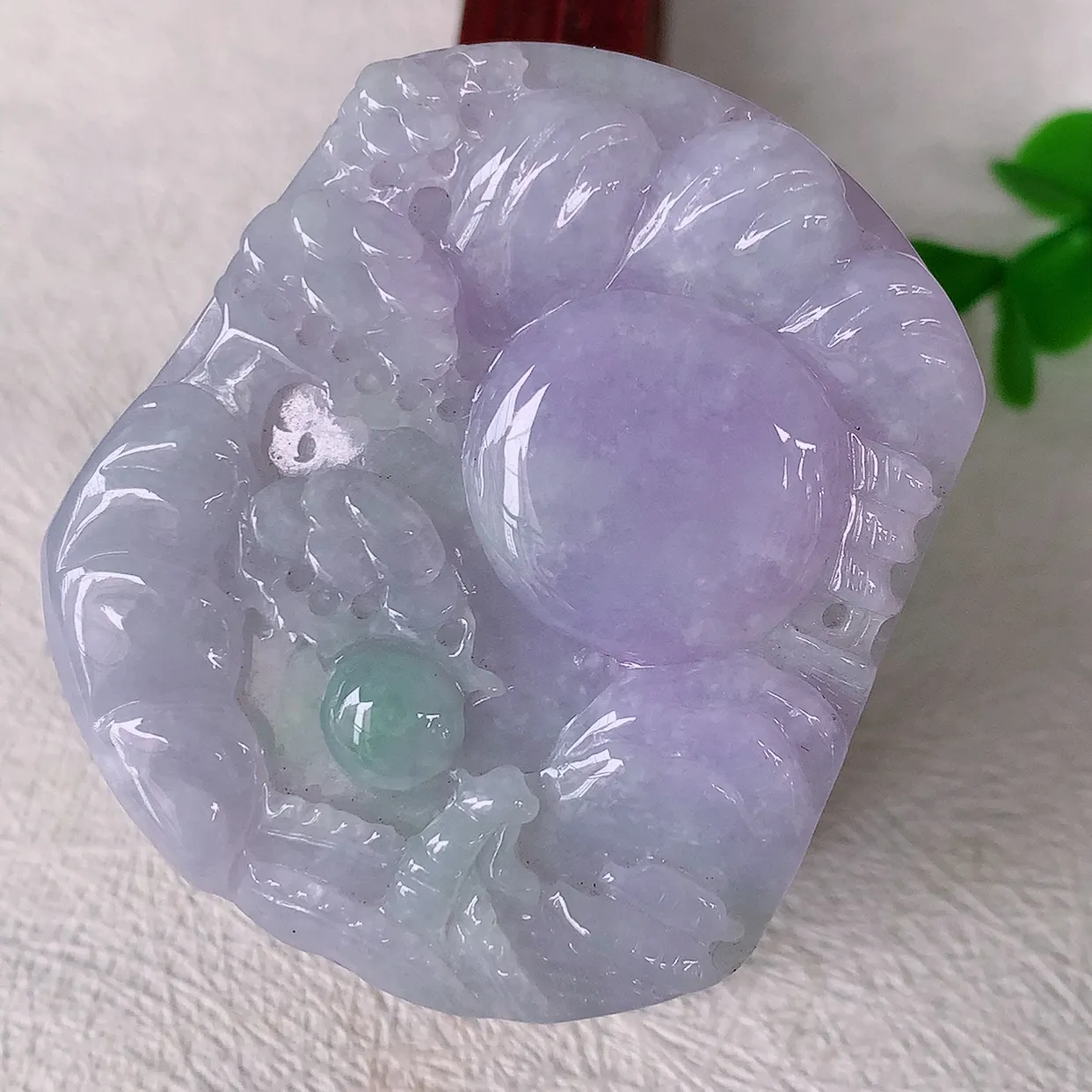 自然光实拍，冰润春带彩翡翠山水牌吊坠，翡翠山水，立体生动形象，山水素材布局合理，意境感佳，佩戴上身效果更高贵 #46.10