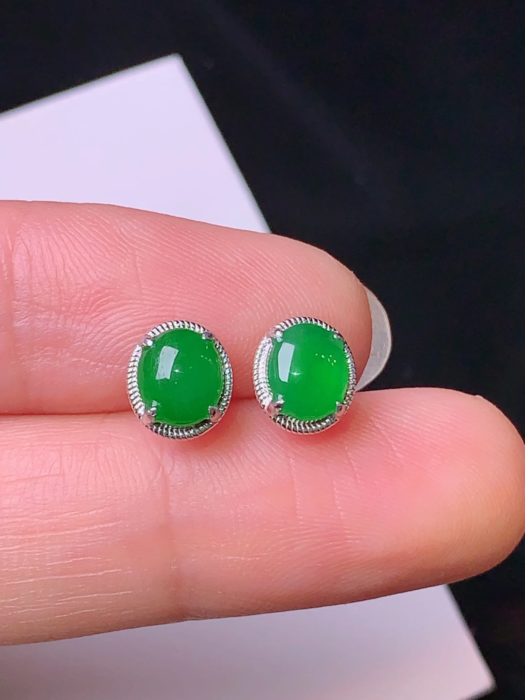 18k金镶嵌满绿蛋面耳钉 玉质细腻 色泽清新艳丽 整体尺寸7.3*6.5*3裸石5.8*5*2.3