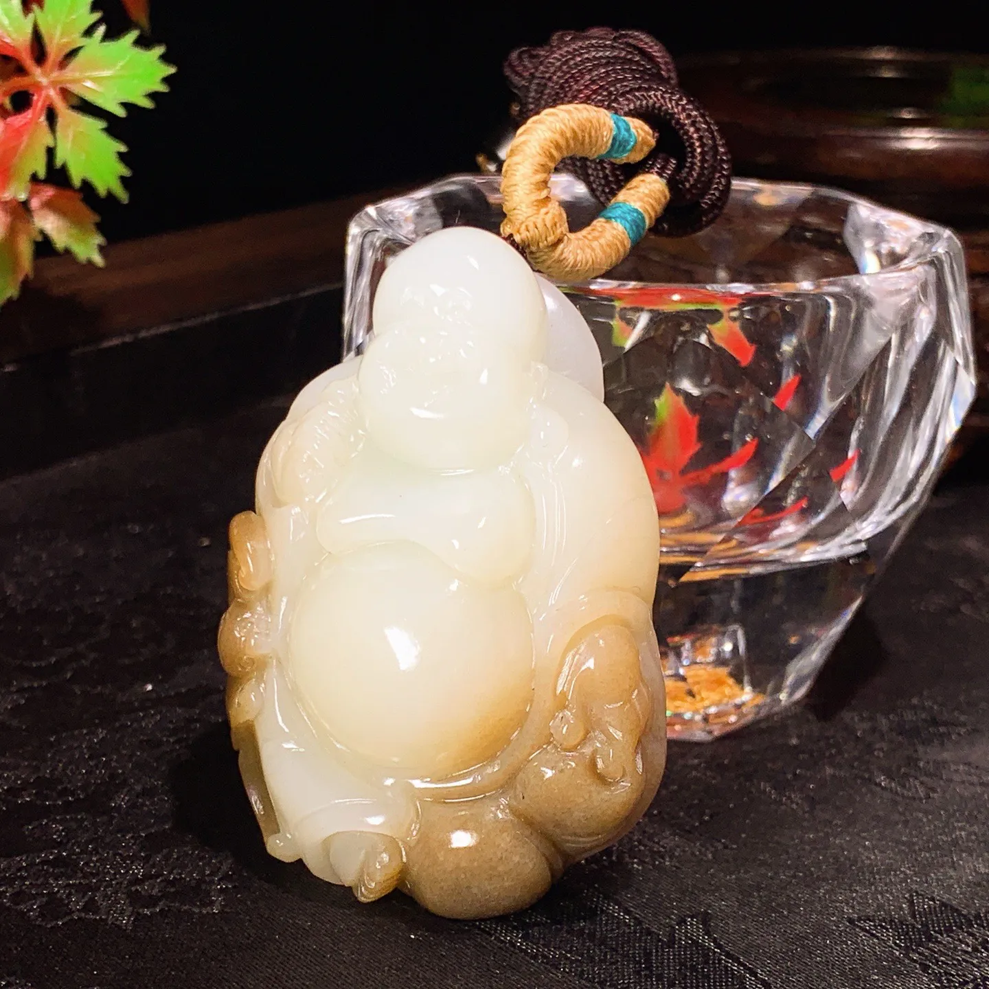 新疆和田玉且末糖佛引福来挂件。尺寸57/40/23重69.5克。白度一级。玉质细腻油润。手推出油。佩