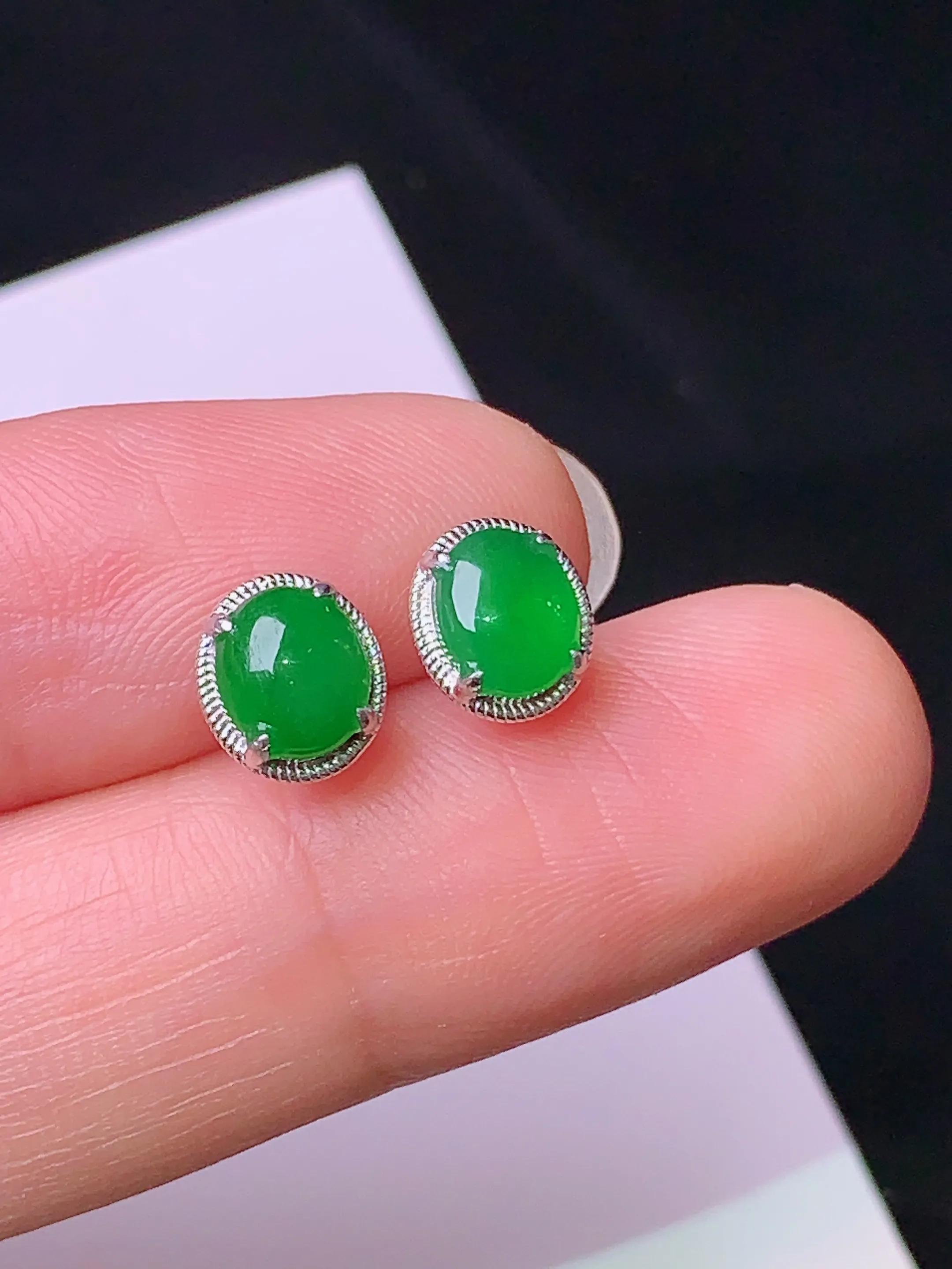 18k金镶嵌满绿蛋面耳钉 玉质细腻 色泽清新艳丽 整体尺寸7.3*6.5*3裸石5.8*5*2.3