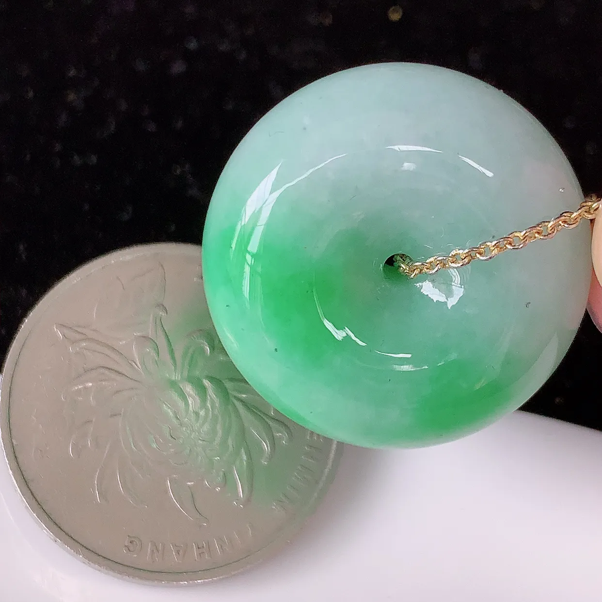 自然光实拍，冰润飘绿翡翠平安扣吊坠，形体饱满圆润，平安扣肥嘟嘟的，平平安安，平安扣种水很好，配戴精美！#05.10