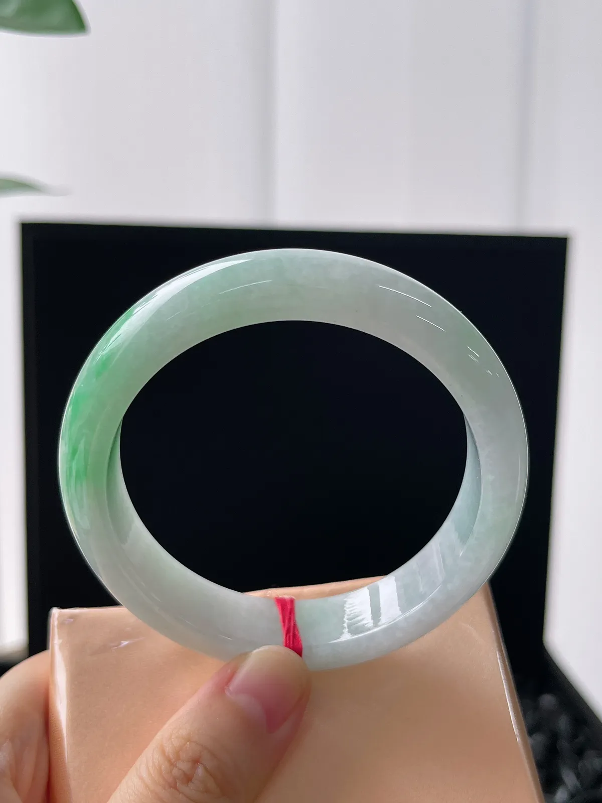 正圈56.4圈口，翡翠冰糯种飘绿手镯