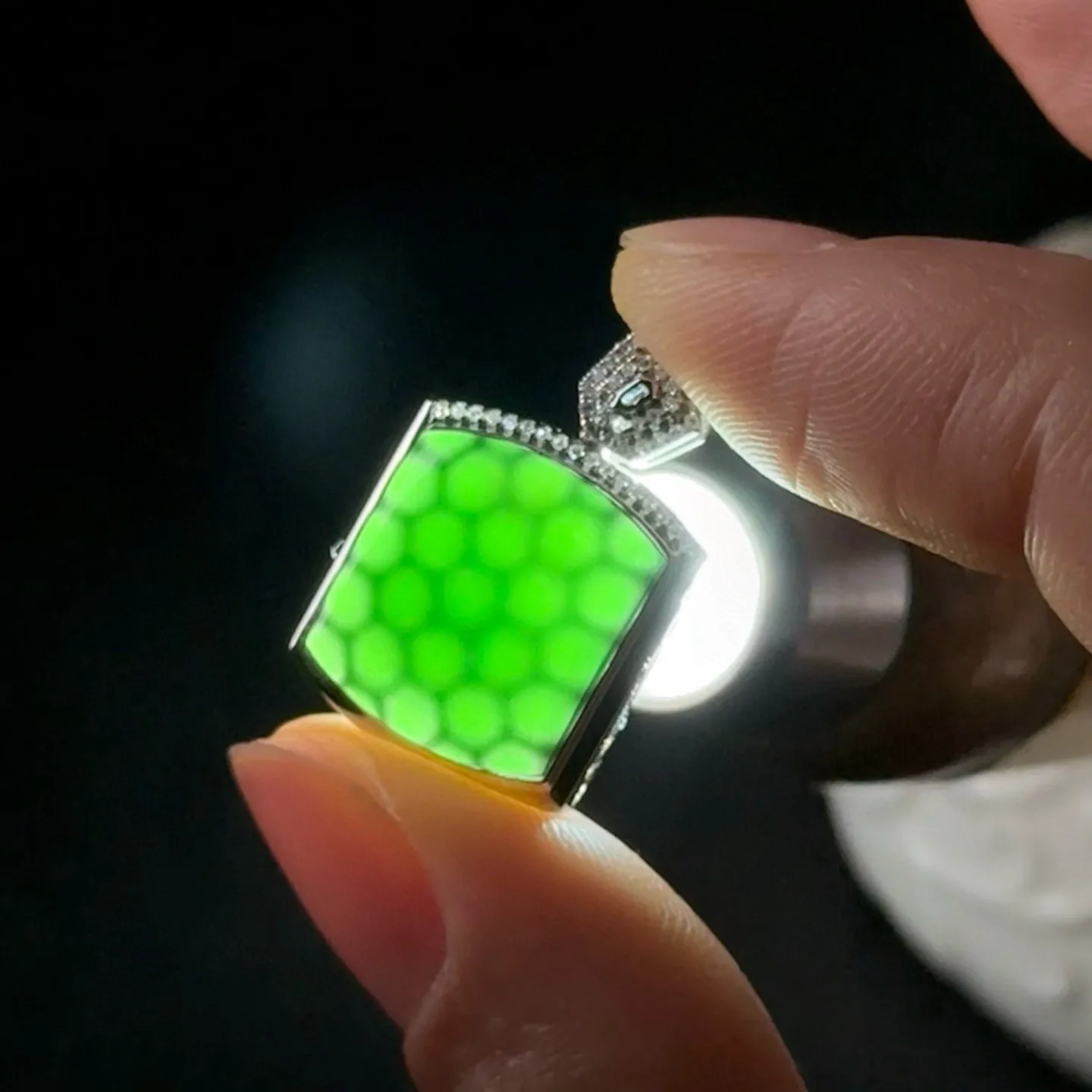 精品墨翠马鞍小吊坠 种好色正 黑度极好 打灯通透  油性十足 尺寸22.6