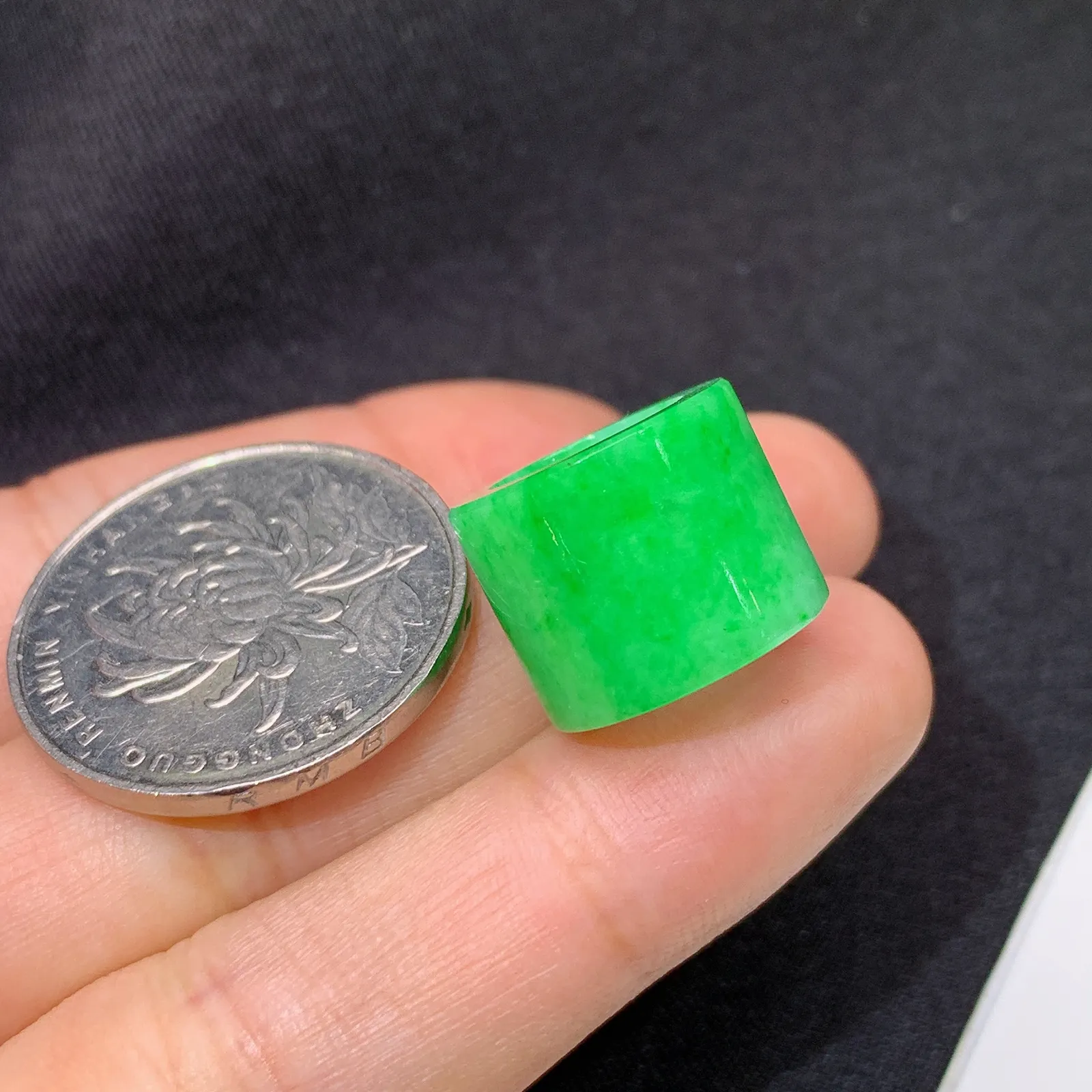 飘绿路路通，冰润色阳，玉质细腻，种水足 尺寸12.2*15.2