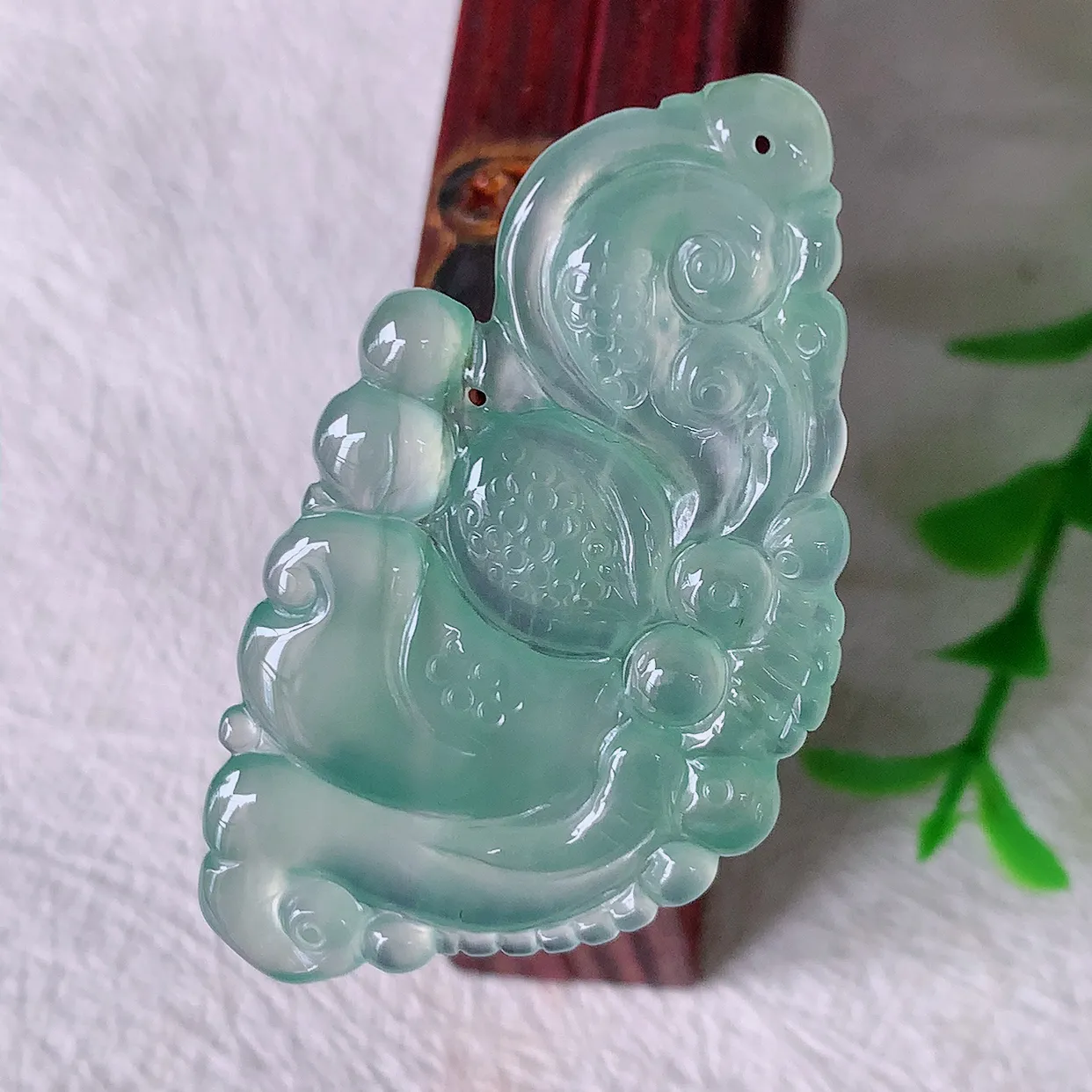 自然光实拍，冰种翡翠蝴蝶吊坠，翠色灵动，玉质细腻，颜色漂亮，品相佳，佩戴佳品！#01.10