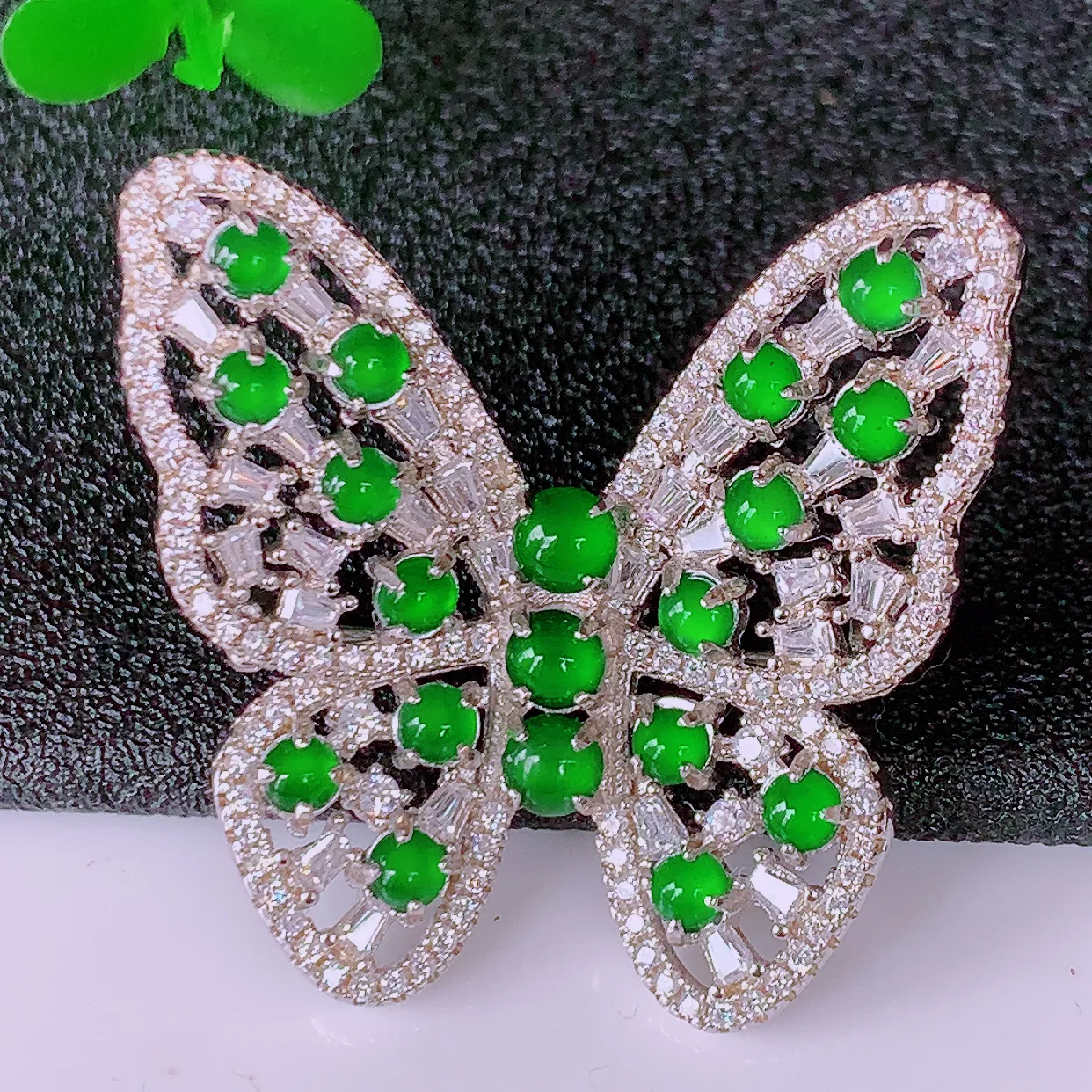 冰透满绿翡翠925银镶嵌蝴蝶胸针，自然光实拍，翠色灵动，颜色漂亮，种老水足，品相佳，佩戴佳品！#97.10整体31*31.5-9裸裸2.5*2.5