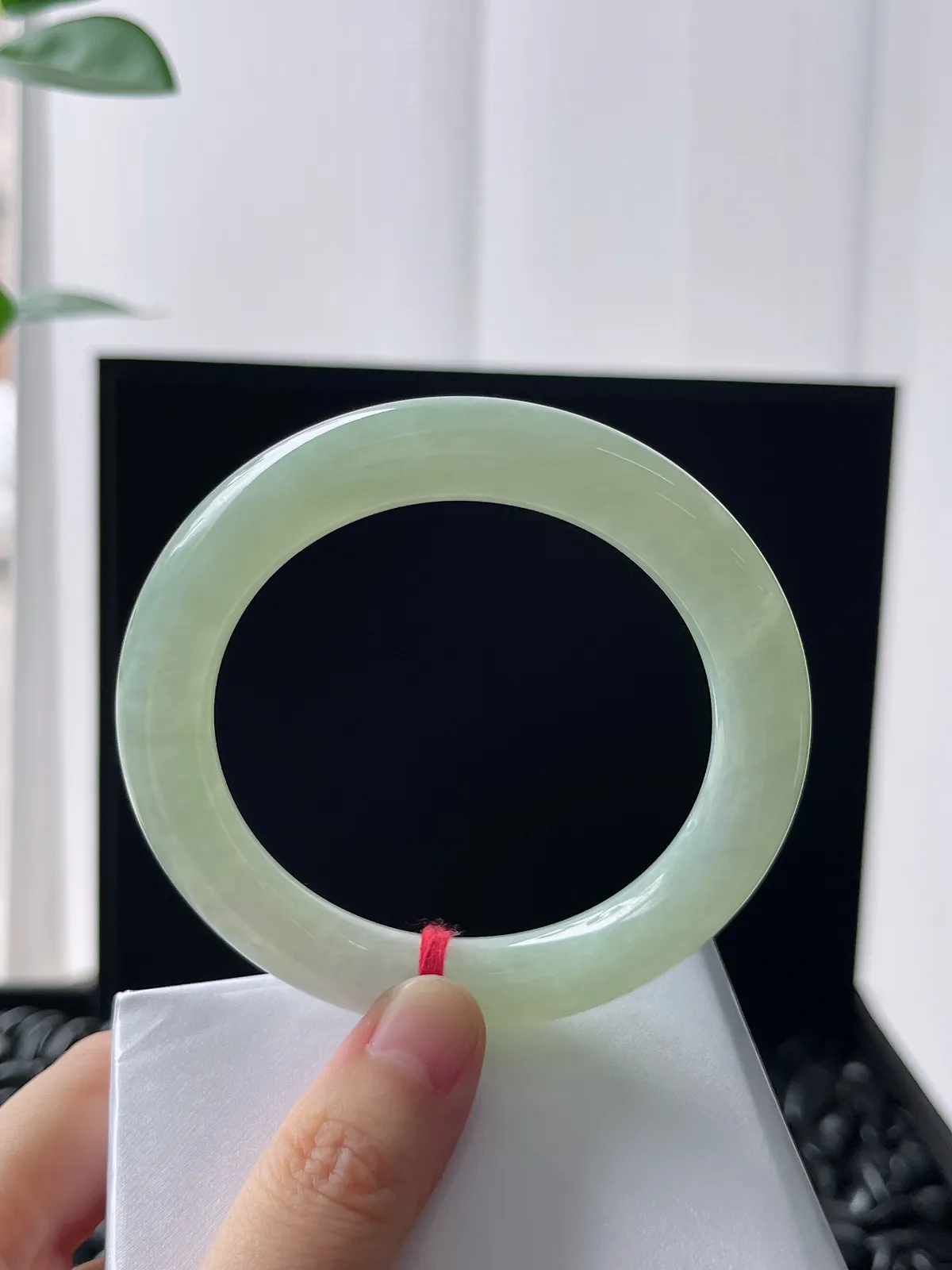 圆镯55.6圈口，翡翠冰糯种浅绿色手镯