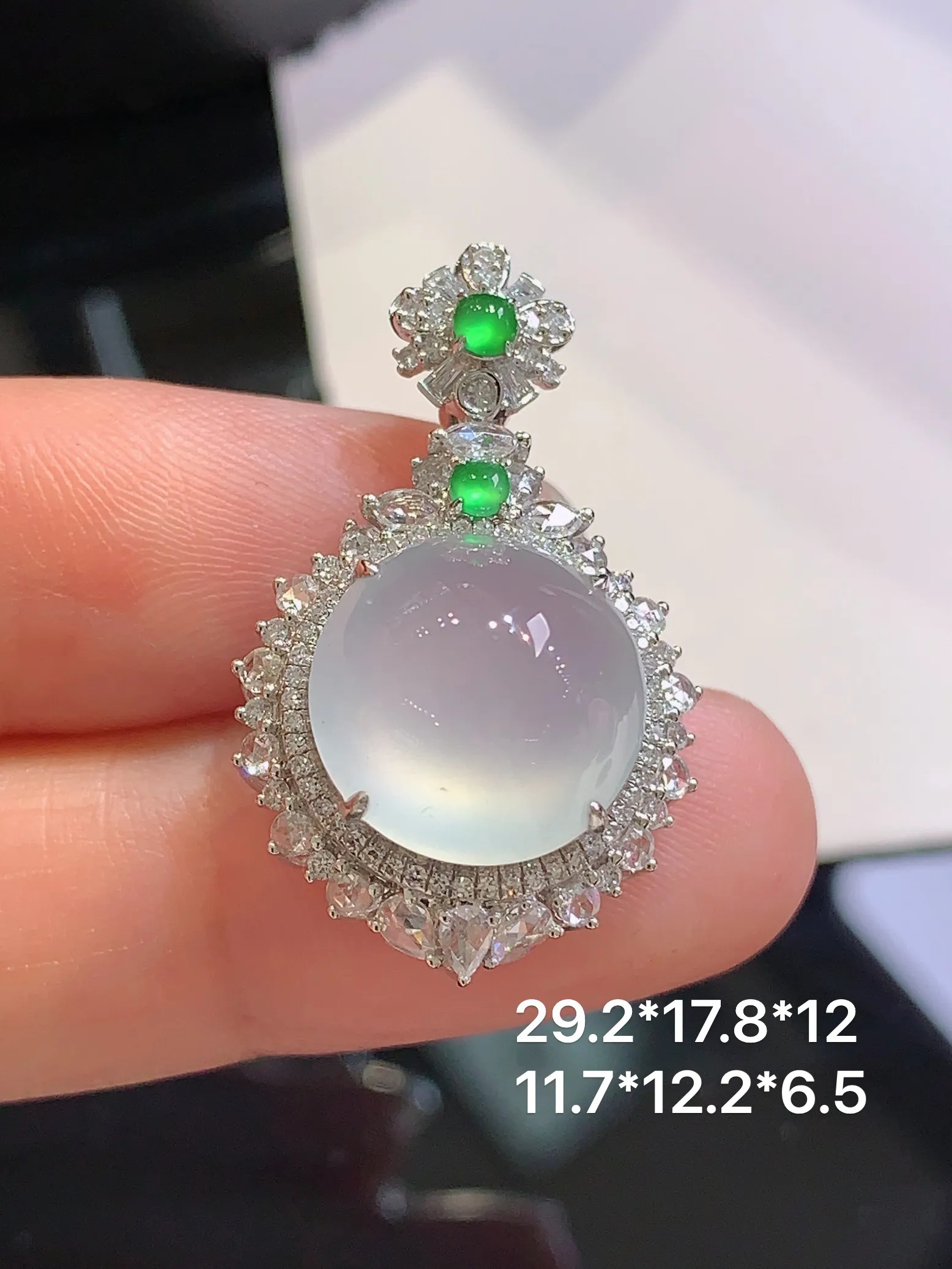 18k金钻镶嵌冰种蛋面吊坠 玉质细腻 色泽清新艳丽 整体尺寸29.2*17.8*12