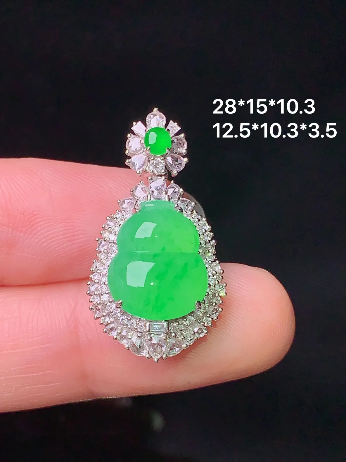 18k金钻镶嵌翠绿葫芦吊坠 玉质细腻 色泽清新艳丽 整体尺寸28*15*10.3