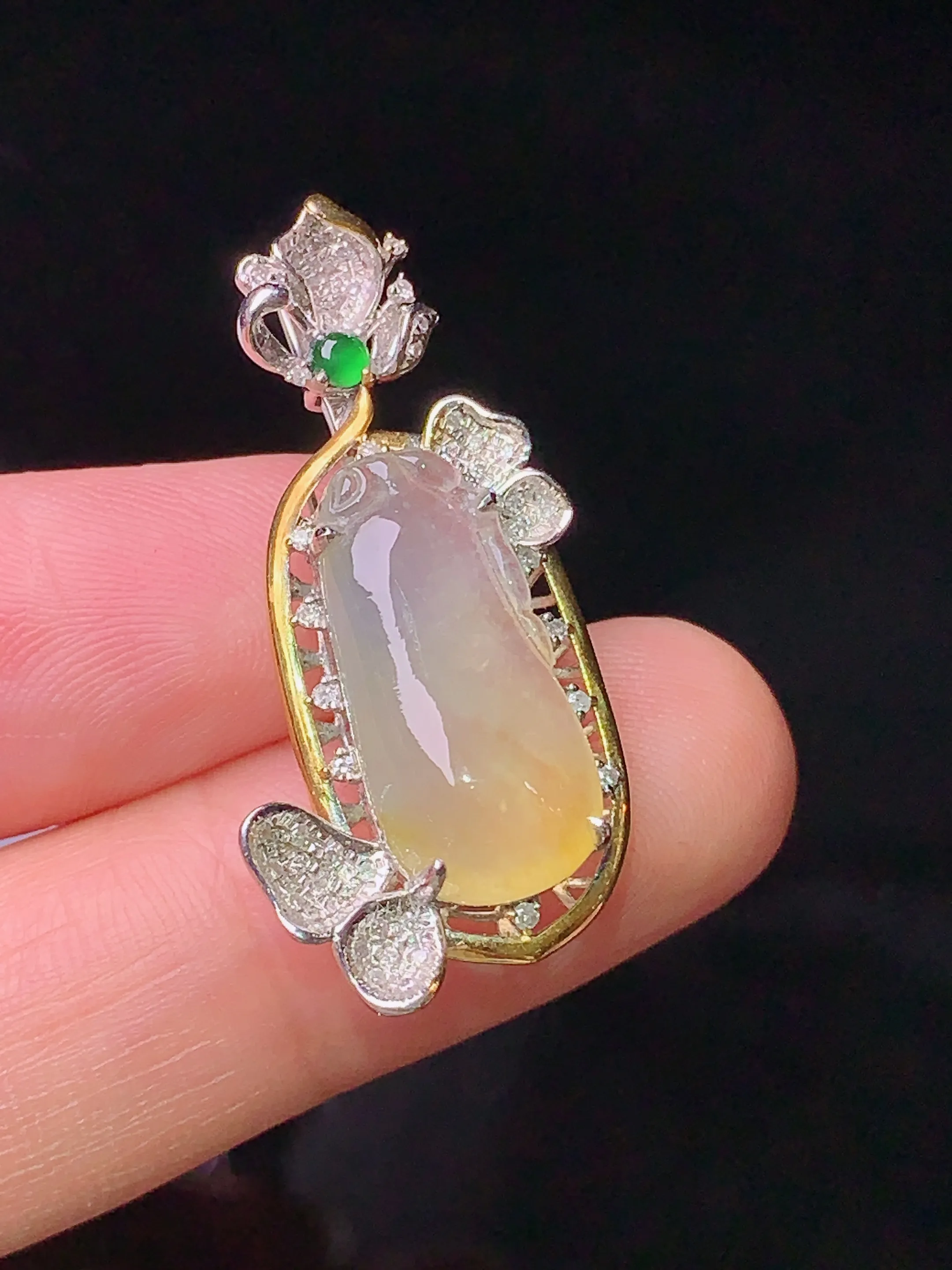 18k金钻镶嵌冰种黄翡福瓜吊坠 玉质细腻 色泽清新艳丽 整体尺寸31.8*16*7.7