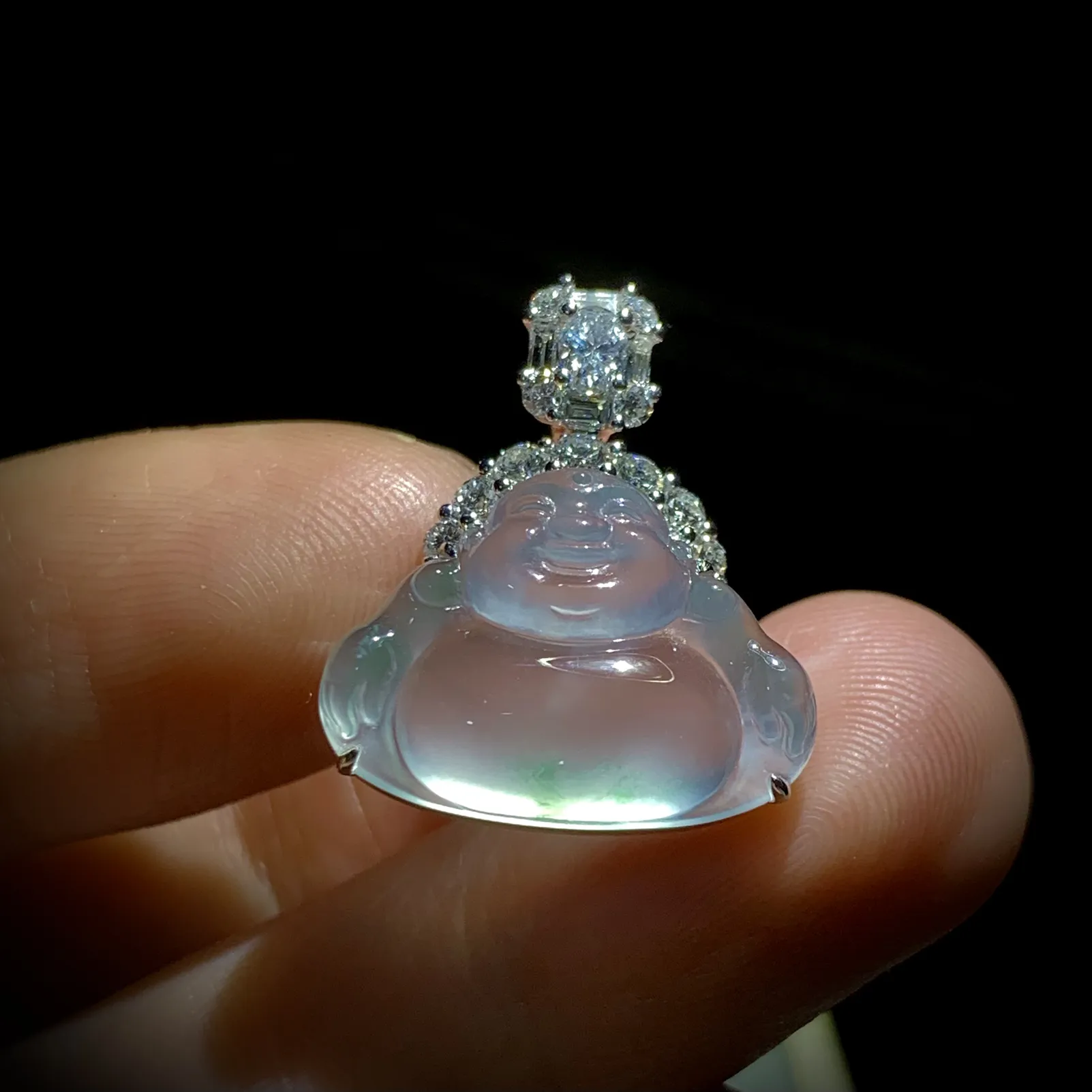 【镶嵌新品】，笑口常开弥勒佛，
裸石约18.6-13.5-5mm，
整体18.6-22-6.6mm，
18K金，南非钻，