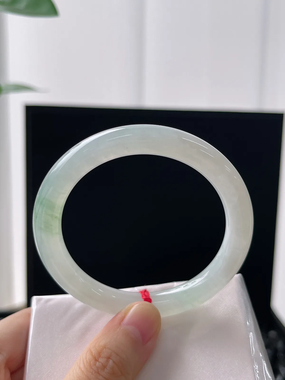 圆镯52.1圈口，翡翠冰糯种飘绿手镯