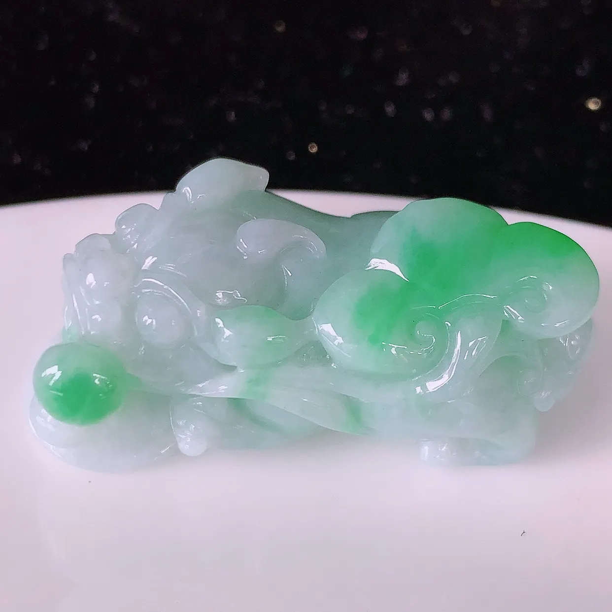 自然光实拍，冰润飘绿翡翠招财貔貅吊坠，民间有“一摸貔貅运程旺盛，再摸貔貅财运滚滚，三摸貔貅平步青云 ”的美好祝愿。#81.10
