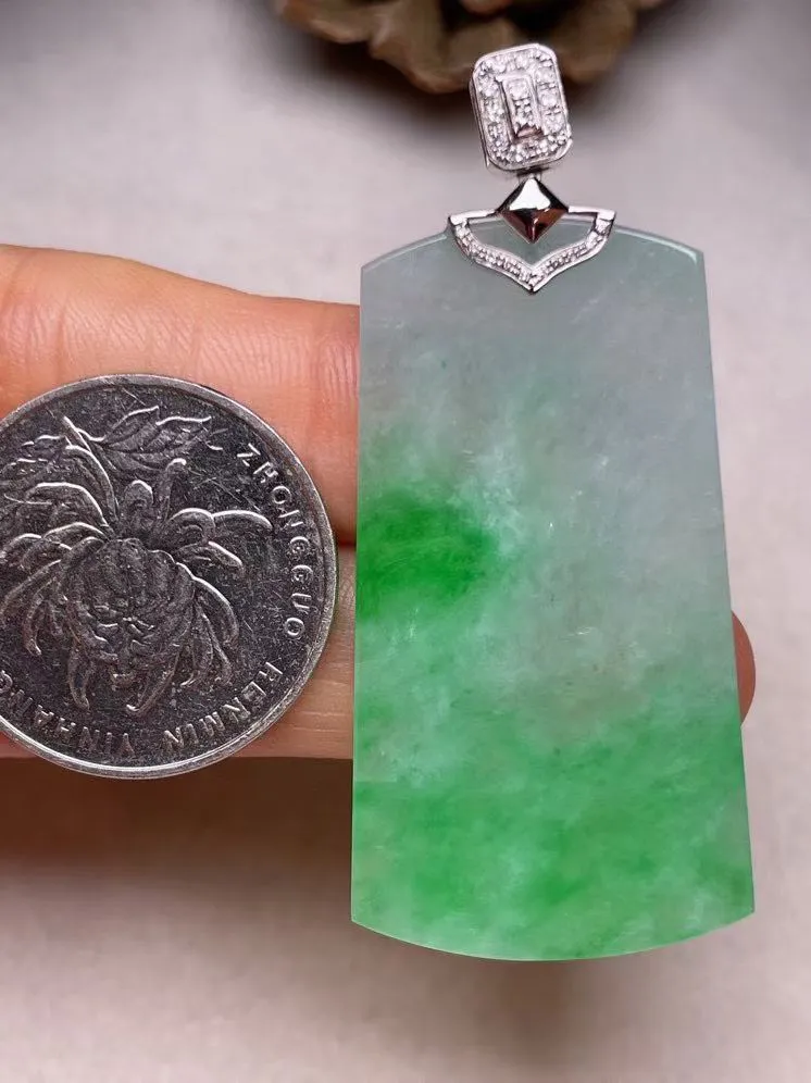 冰糯种飘绿平安无事牌吊坠、真金真钻镶嵌，种水好，玉质细腻 .裸石尺寸 45.0*24.3
