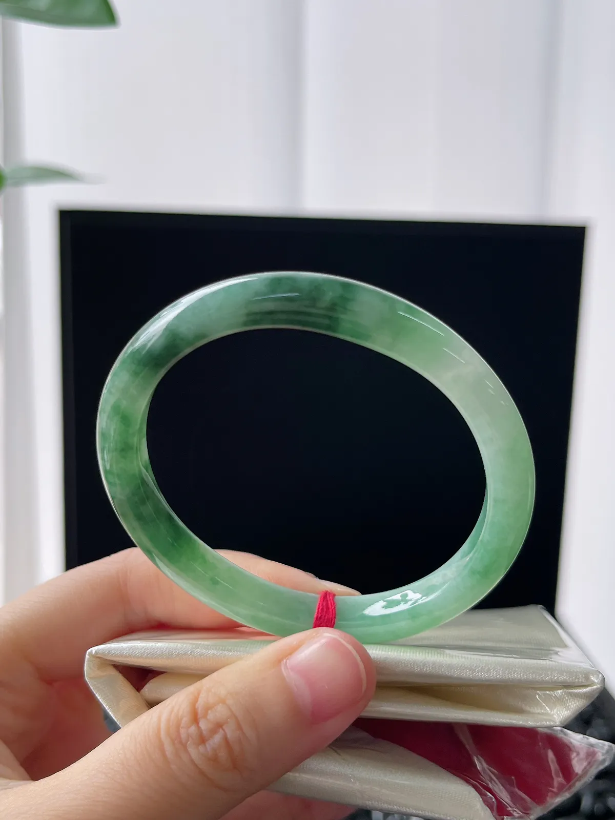 贵妃镯53.2圈口，翡翠糯化种淡绿色手镯