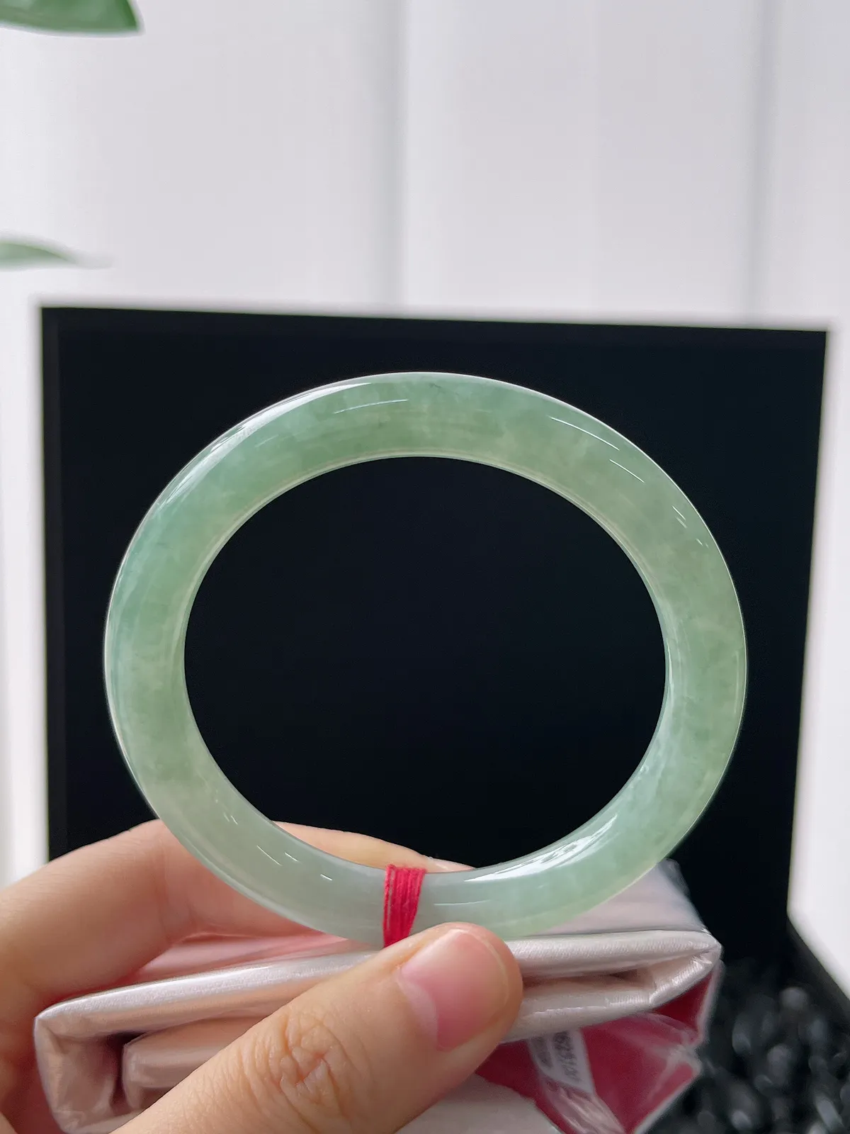 圆镯53.2圈口，翡翠冰糯种淡绿色手镯