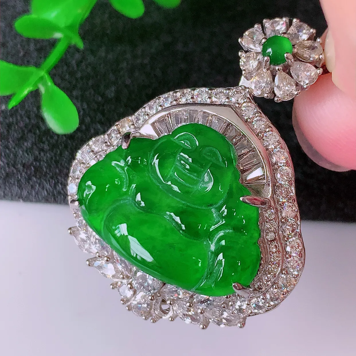 冰透满绿翡翠925银镶嵌佛公吊坠，自然光实拍，翠色灵动，颜色漂亮，种老水足，品相佳，佩戴佳品！#97.10整体34.2-26.5*13裸石20*14.5