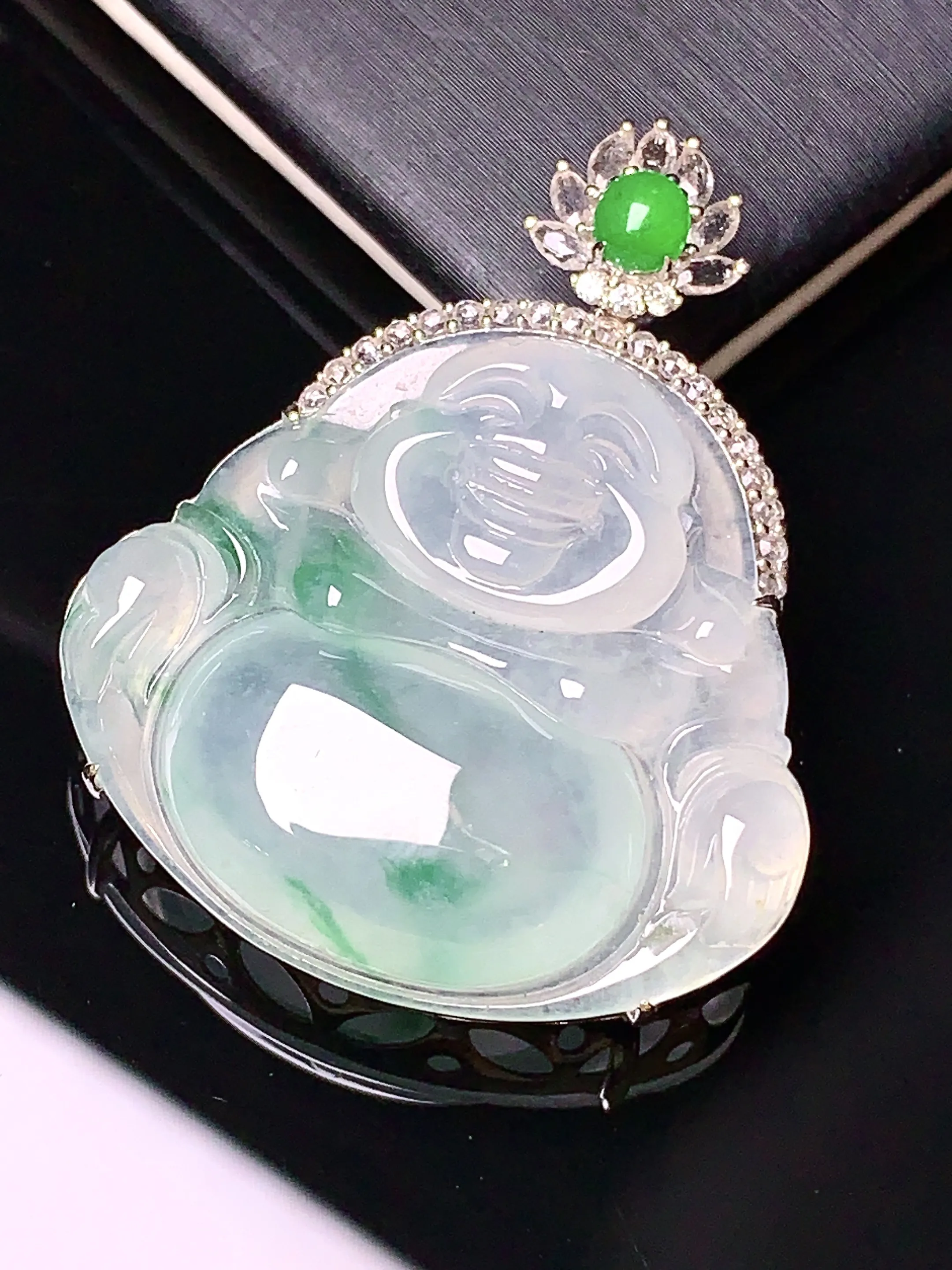 18k金钻镶嵌飘绿佛公吊坠 玉质细腻 色泽清新艳丽 整体尺寸35.8*29*8.5