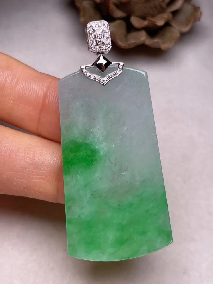 冰糯种飘绿平安无事牌吊坠、真金真钻镶嵌，种水好，玉质细腻 .裸石尺寸 45.0*24.3