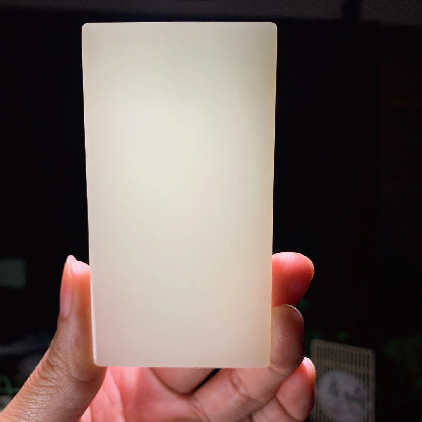 新疆和田玉羊脂白平安无事牌手把牌。尺寸87/47/15重167.5克。白度一级。无裂无杂玉质细腻油润。手推出油。佩戴高端典雅。lt251111