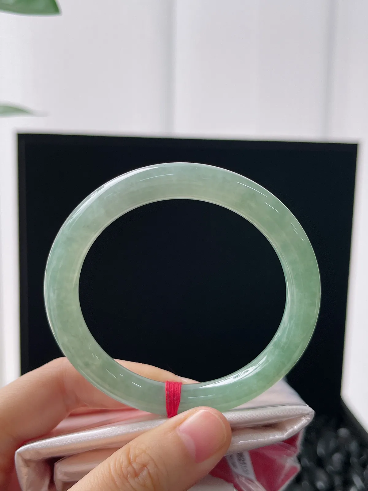 圆镯53.2圈口，翡翠冰糯种淡绿色手镯