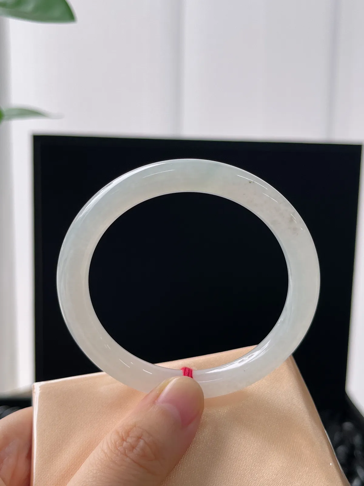 圆镯52.4圈口，翡翠冰糯种白色手镯