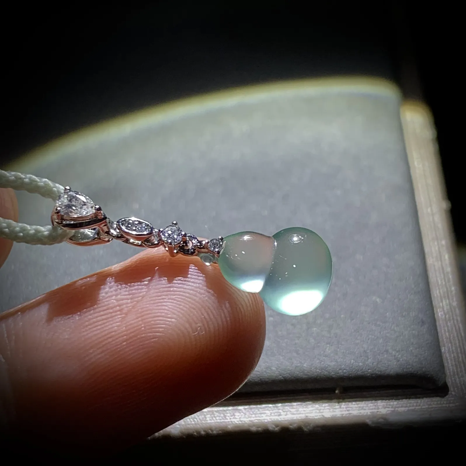 精致小葫芦吊坠，
24.5-裸石11.2-7.8-4mm，
18K金，南非钻，