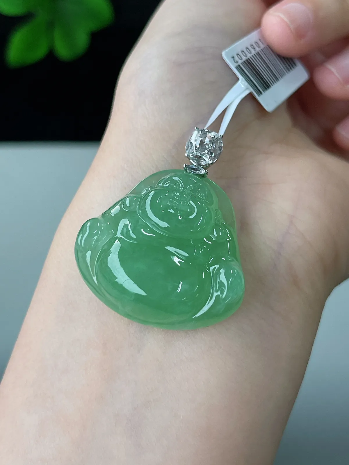 翡翠冰糯种浅绿色吊坠