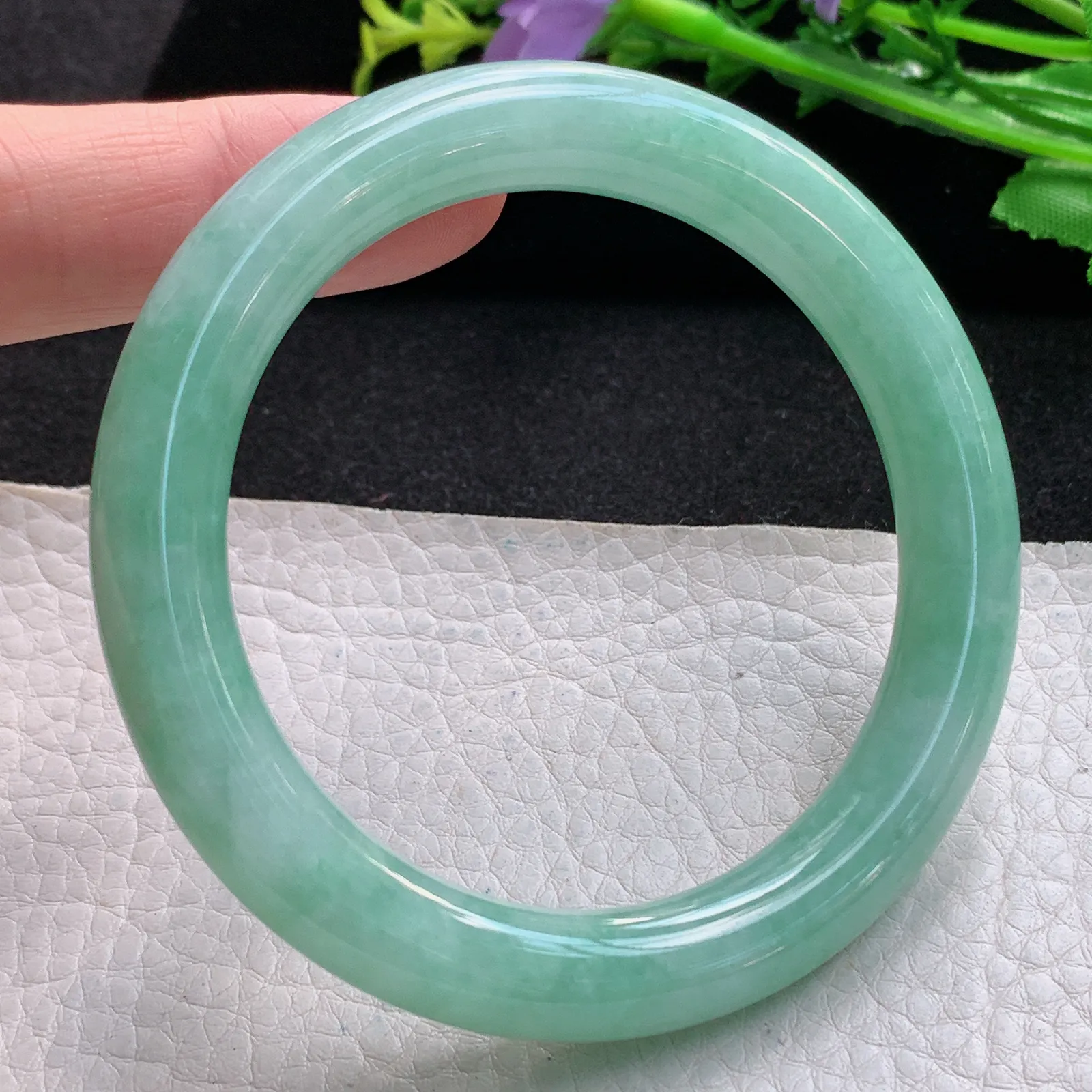 n自然光56*9.6*9.8美人镯 缅甸翡翠a货精美满绿圆条玉手镯 玉手环