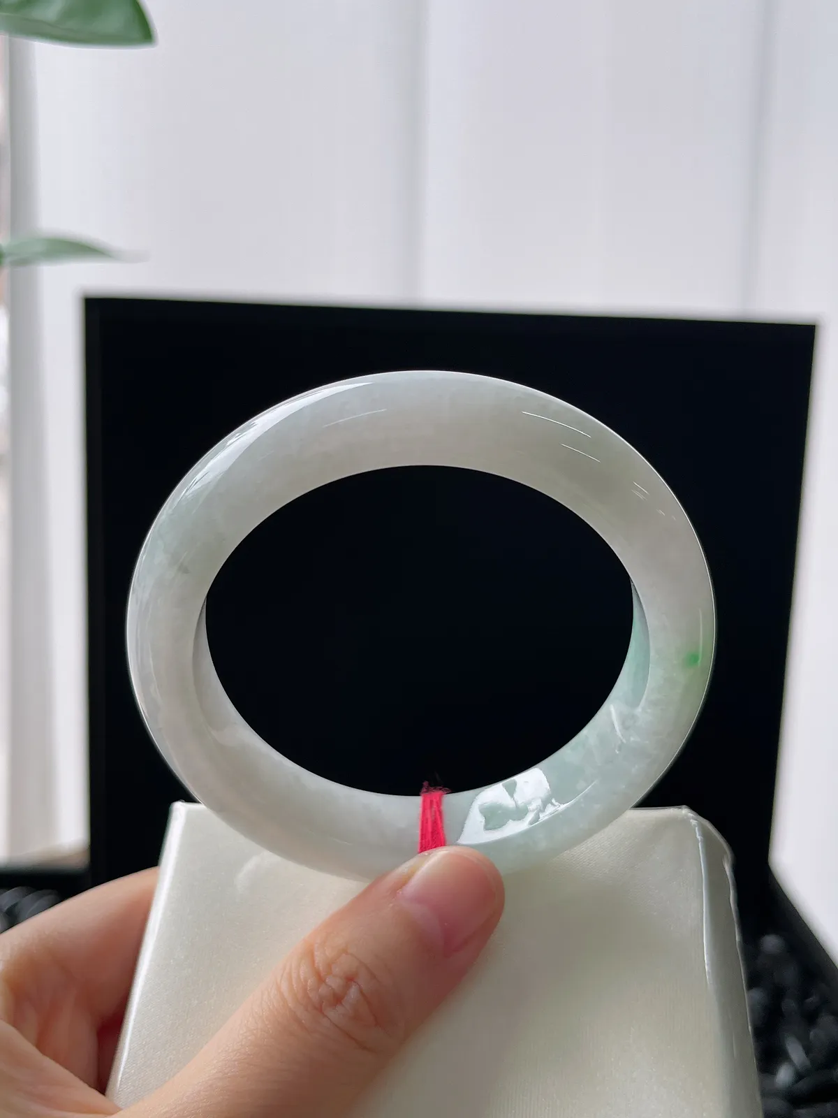 正圈54.7圈口，翡翠糯化种飘绿手镯