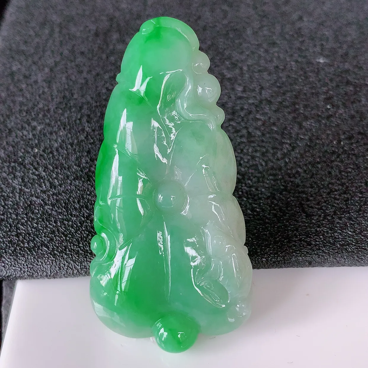 自然光实拍，冰润飘绿翡翠荷叶鱼、和和美美玉坠，财源广进，自然隐逸、荷本是素不着尘之物，有和美之寓意。#05.10