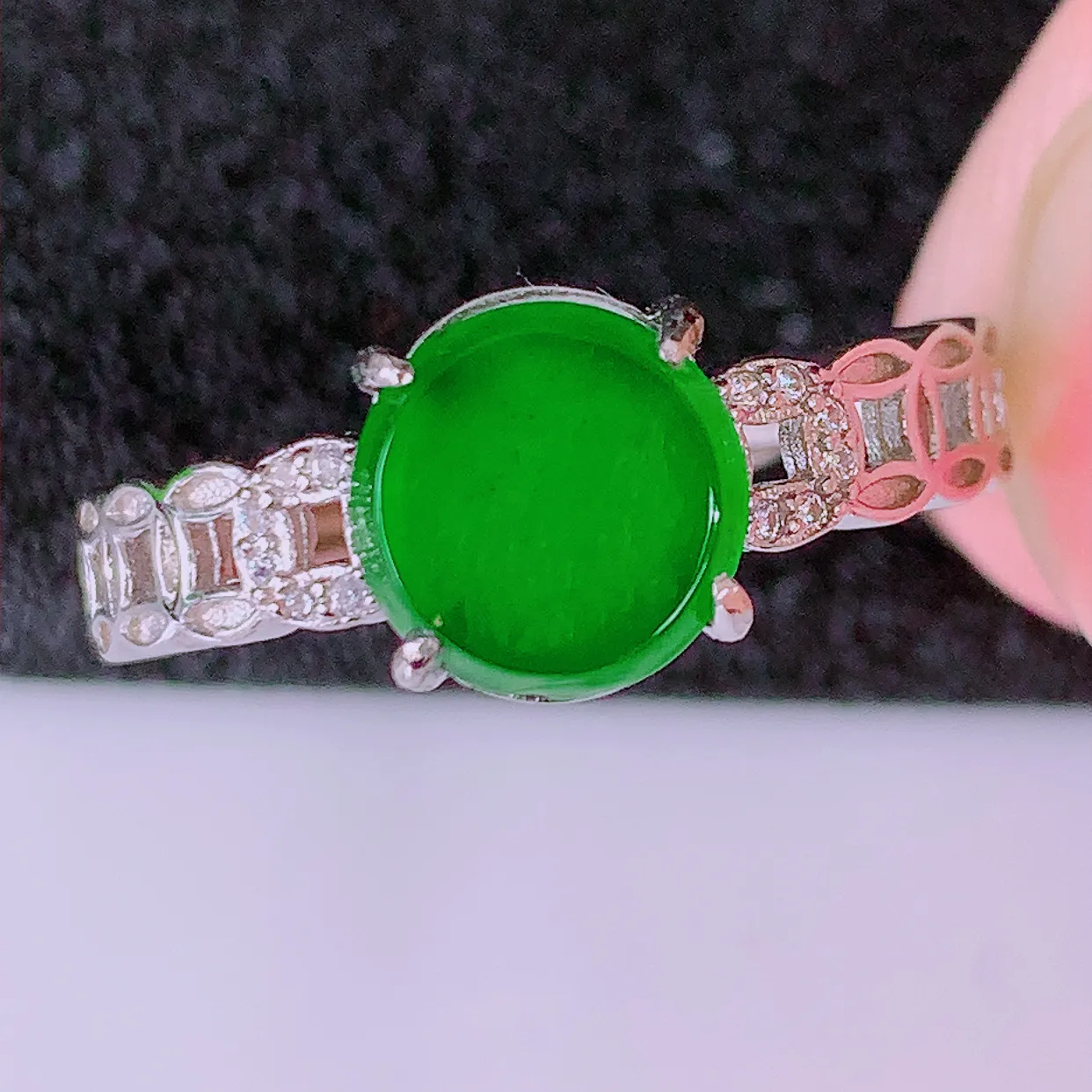 冰透满绿翡翠925银镶嵌戒指，自然光实拍，翠色灵动，颜色漂亮，种老水足，品相佳，佩戴佳品！#97.1