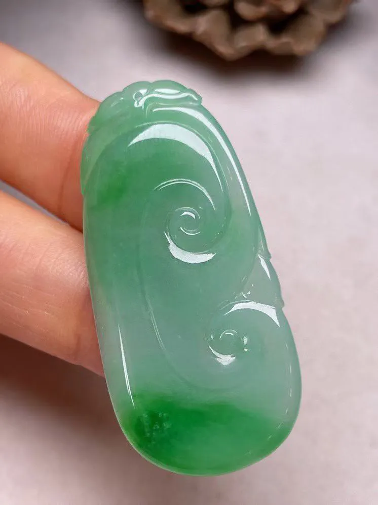 冰糯种飘绿【如意】吊坠，种水好，玉质细腻 ，卖相好.