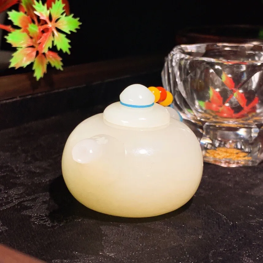 和田玉白玉把把壶。尺寸43/75重116.8克。玉质细腻油润。手推出油。佩戴高端典雅。lt25111