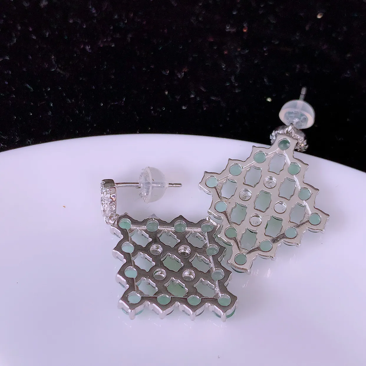 冰透满绿翡翠925银镶嵌耳坠，自然光实拍，翠色灵动，颜色漂亮，种老水足，品相佳，佩戴佳品！#97.10整体29*20.5-13裸石3.2*3.2