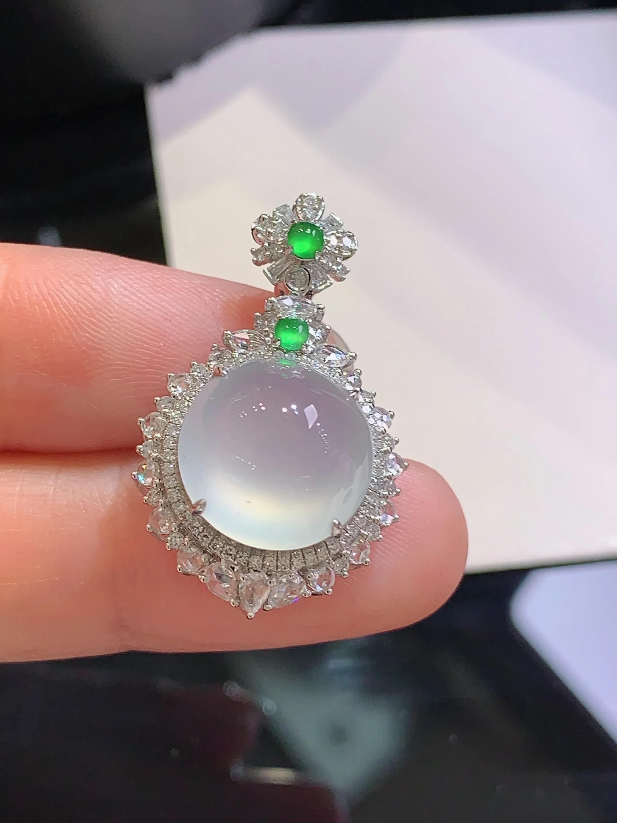 18k金钻镶嵌冰种蛋面吊坠 玉质细腻 色泽清新艳丽 整体尺寸29.2*17.8*12