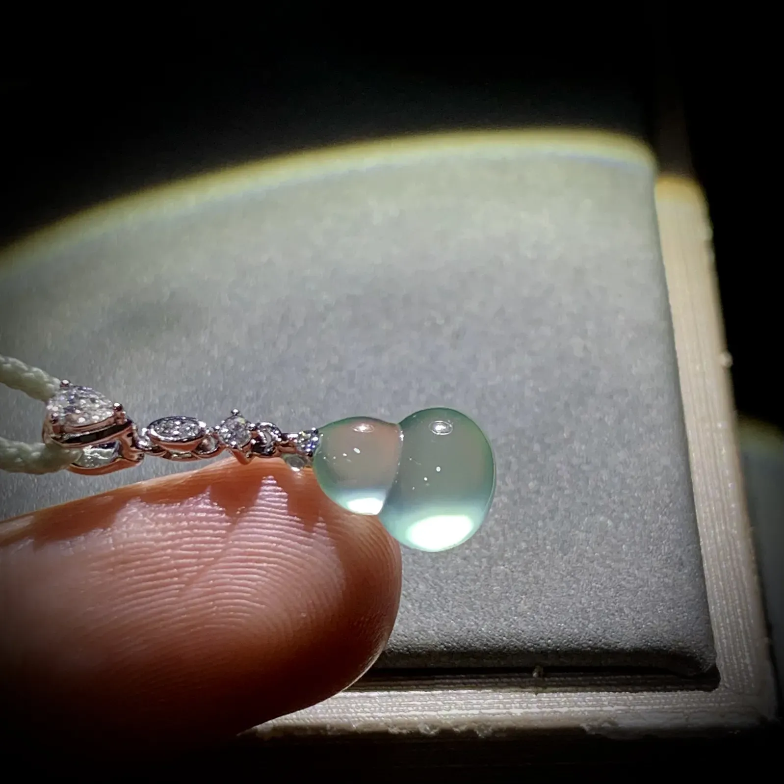 精致小葫芦吊坠，
24.5-裸石11.2-7.8-4mm，
18K金，南非钻，