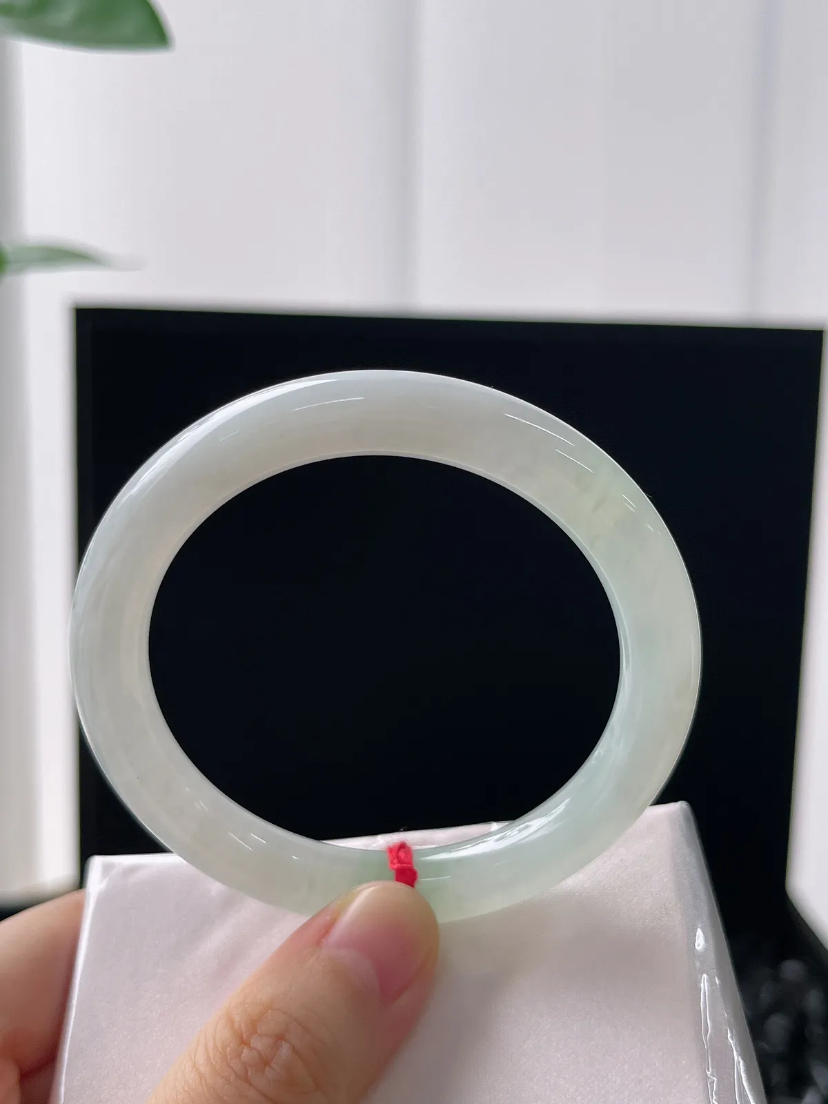 圆镯52.1圈口，翡翠冰糯种飘绿手镯