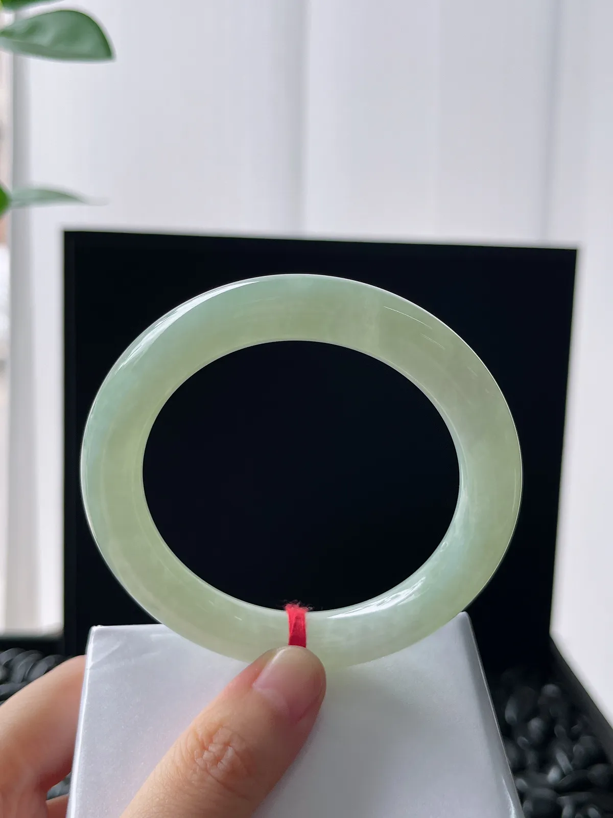 圆镯55.6圈口，翡翠冰糯种浅绿色手镯