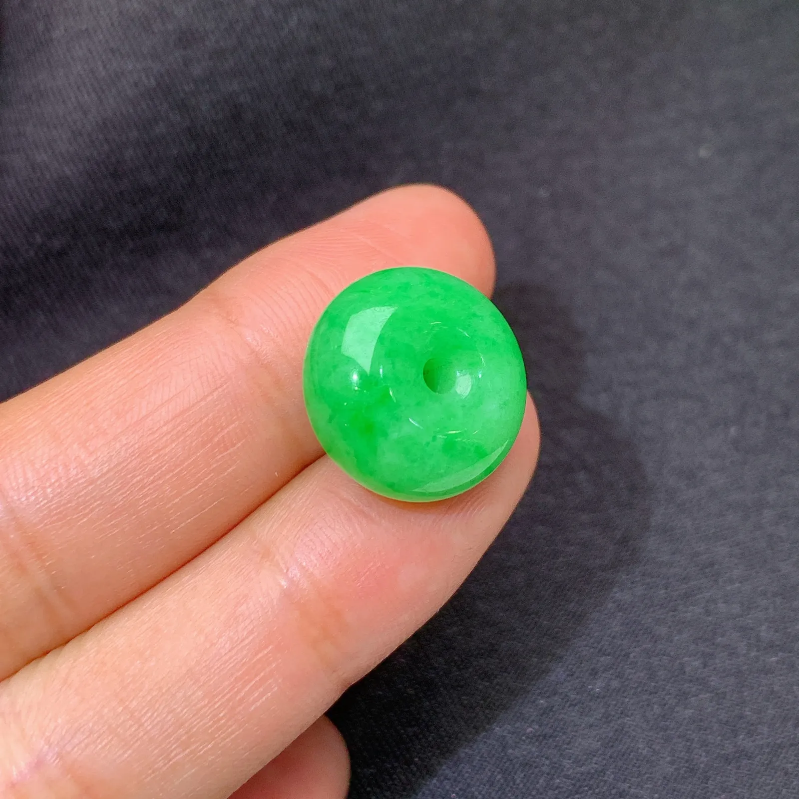 飘绿平安扣，冰润色阳，玉质细腻，种水足 尺寸15.6*7.7