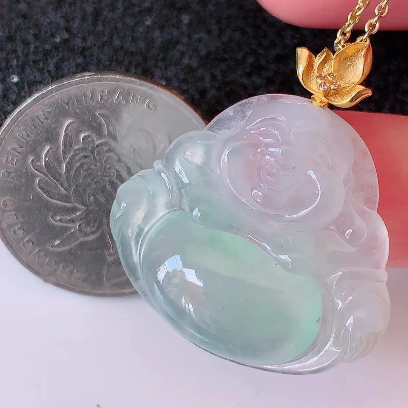 自然光实拍，18K金镶嵌冰种翡翠佛公吊坠，冰透饱满， 佛公亦保平安，寓意有福（佛公）相伴，品相佳，配戴优雅迷人！#1.31整体31*裸石27.5*25*5.8mm