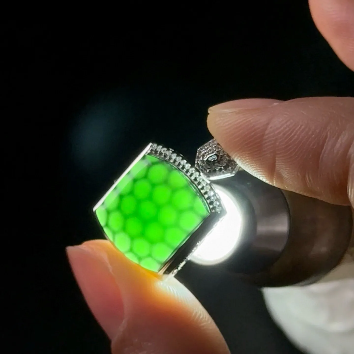 精品墨翠马鞍小吊坠 种好色正 黑度极好 打灯通透  油性十足 尺寸22.6