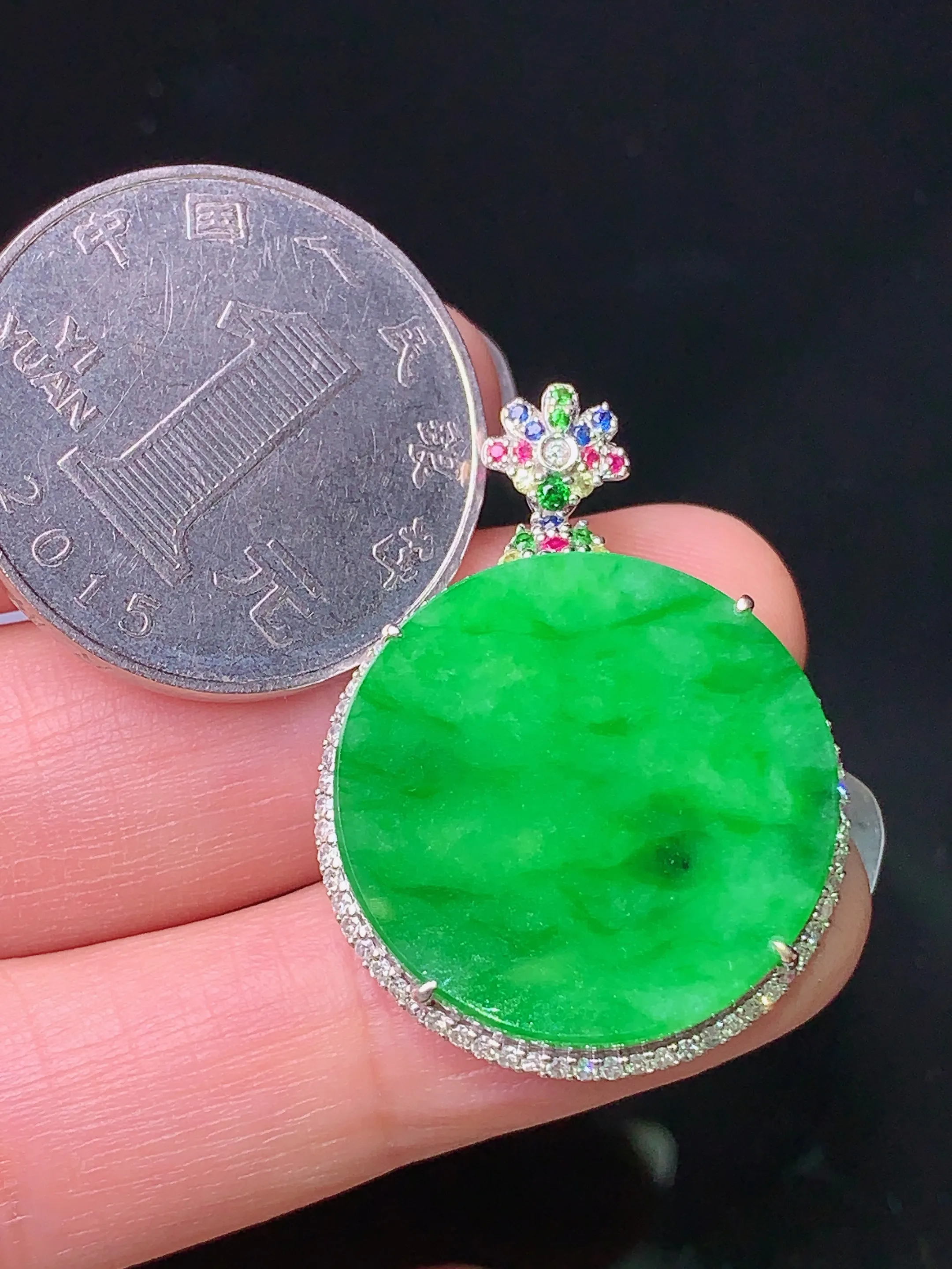 18k金钻镶嵌翠绿圆牌吊坠 玉质细腻 色泽清新艳丽 整体尺寸31.8*23.5*6.7
